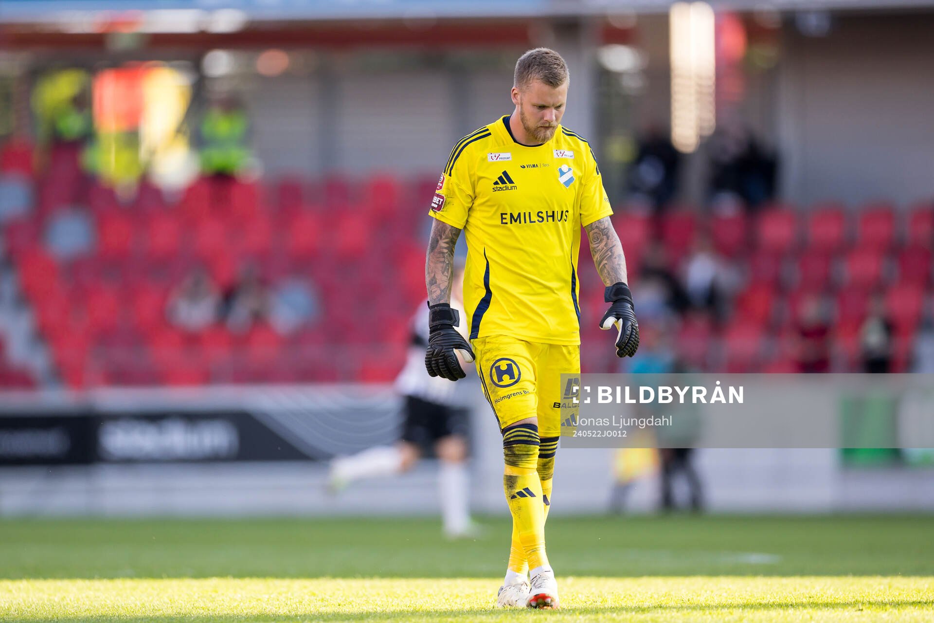 Östers målvakt Robin Wallinder deppar