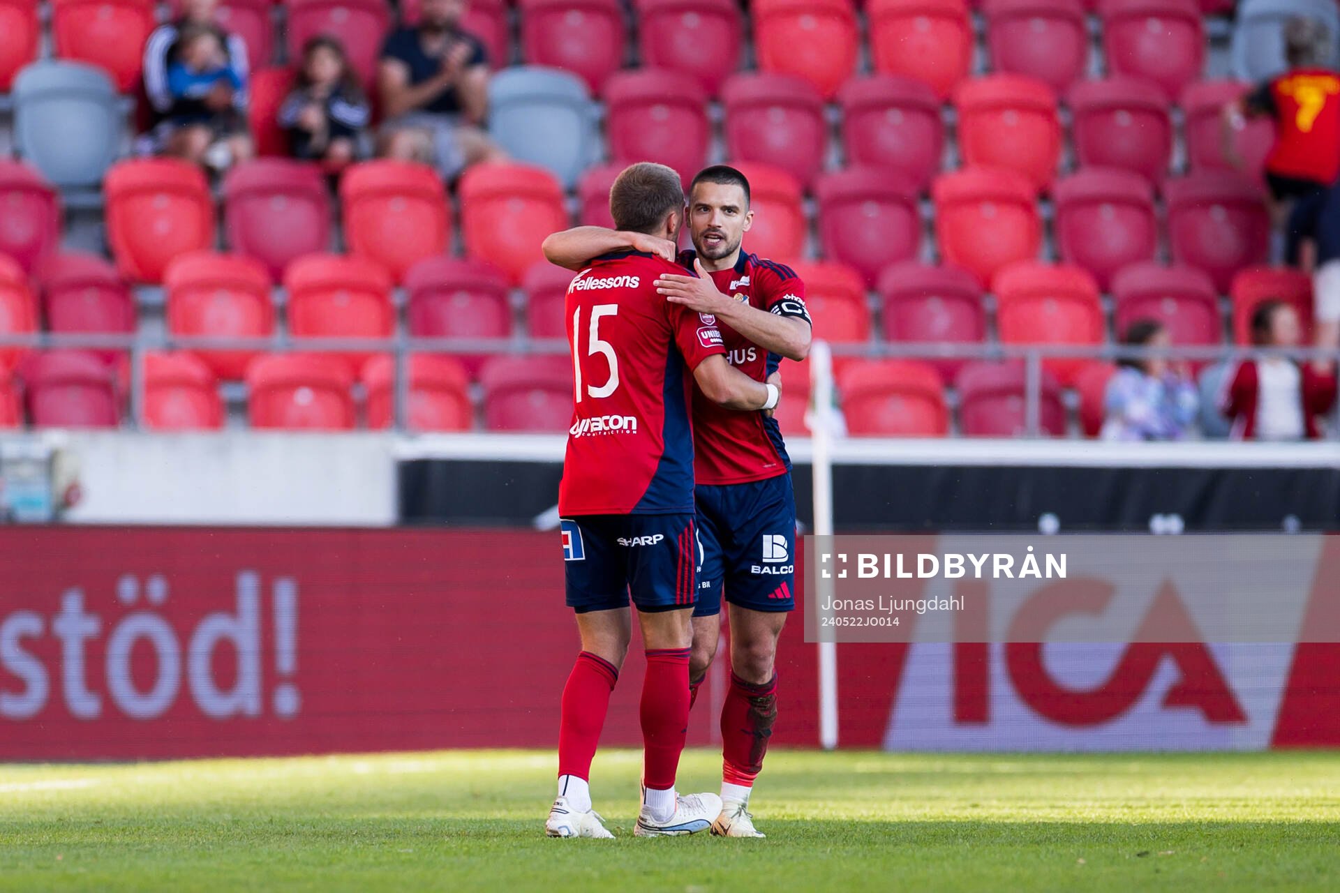 Östers Ivan Kricak och Vladimir Rodic jublar efter 1-1 under fotbollsmatchen i Superettan mellan Öster och Landskrona den 22 maj 2024 i Växjö.