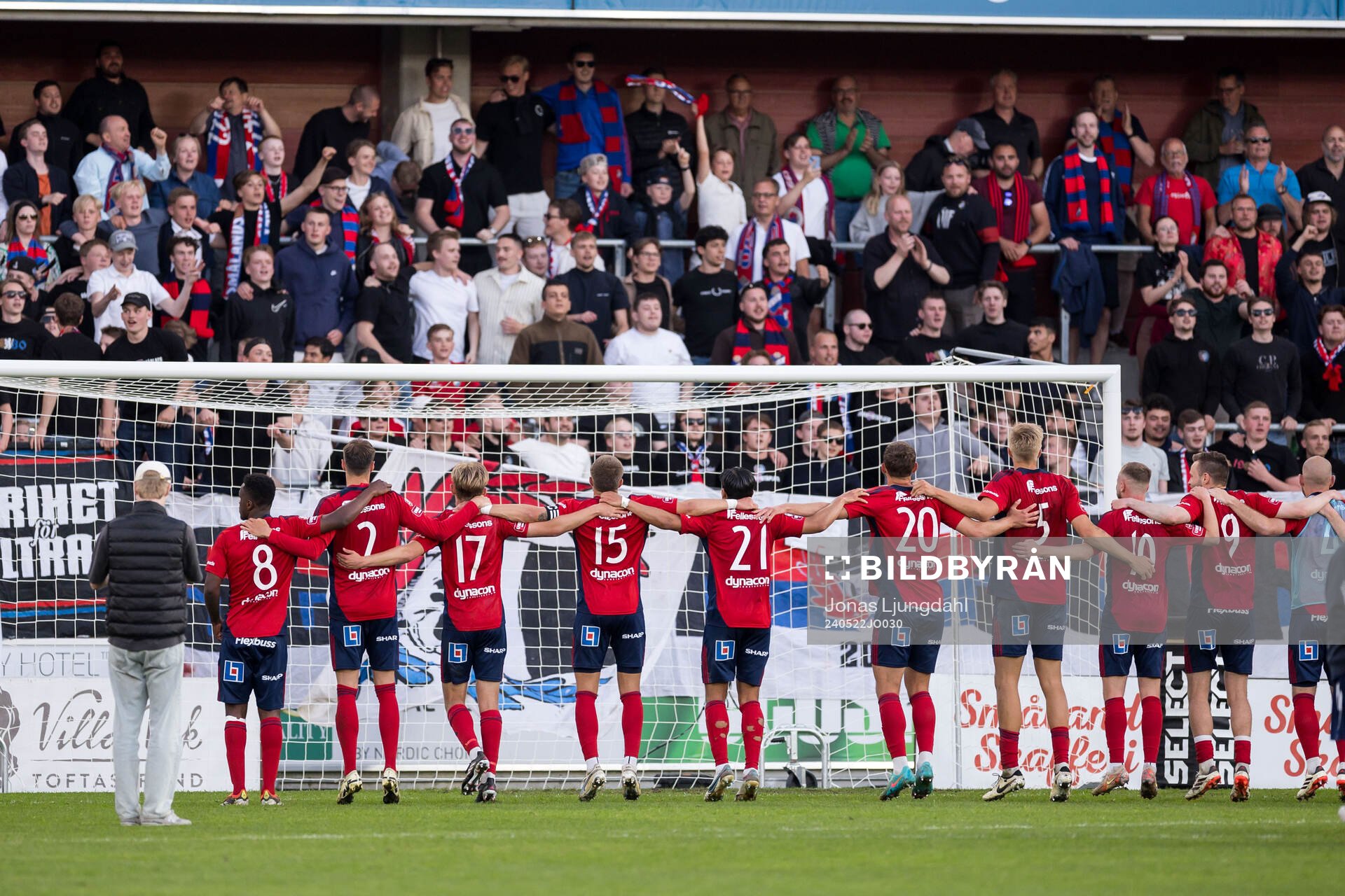 Östers spelare jublar framför supportrar