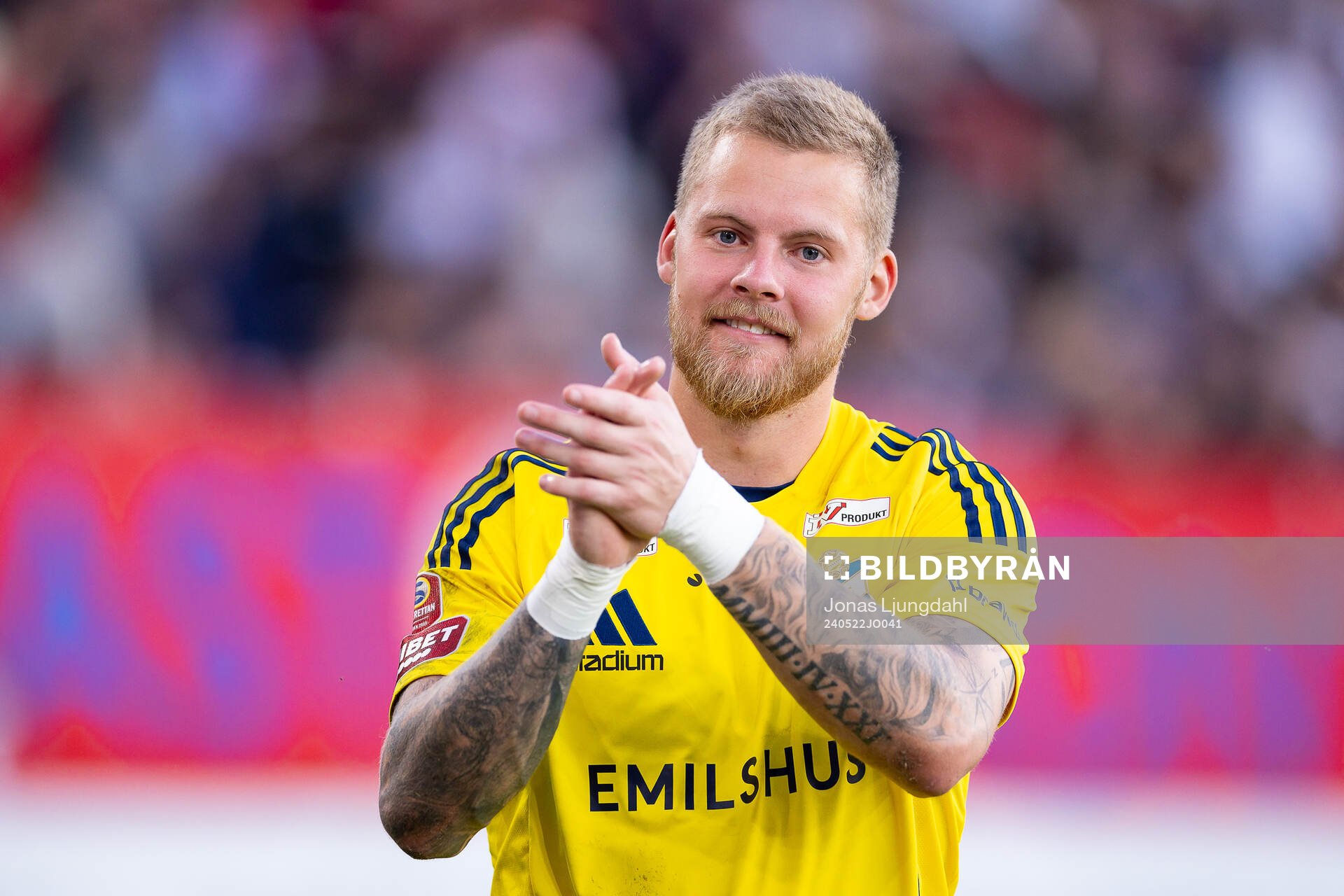 Östers målvakt Robin Wallinder jublar