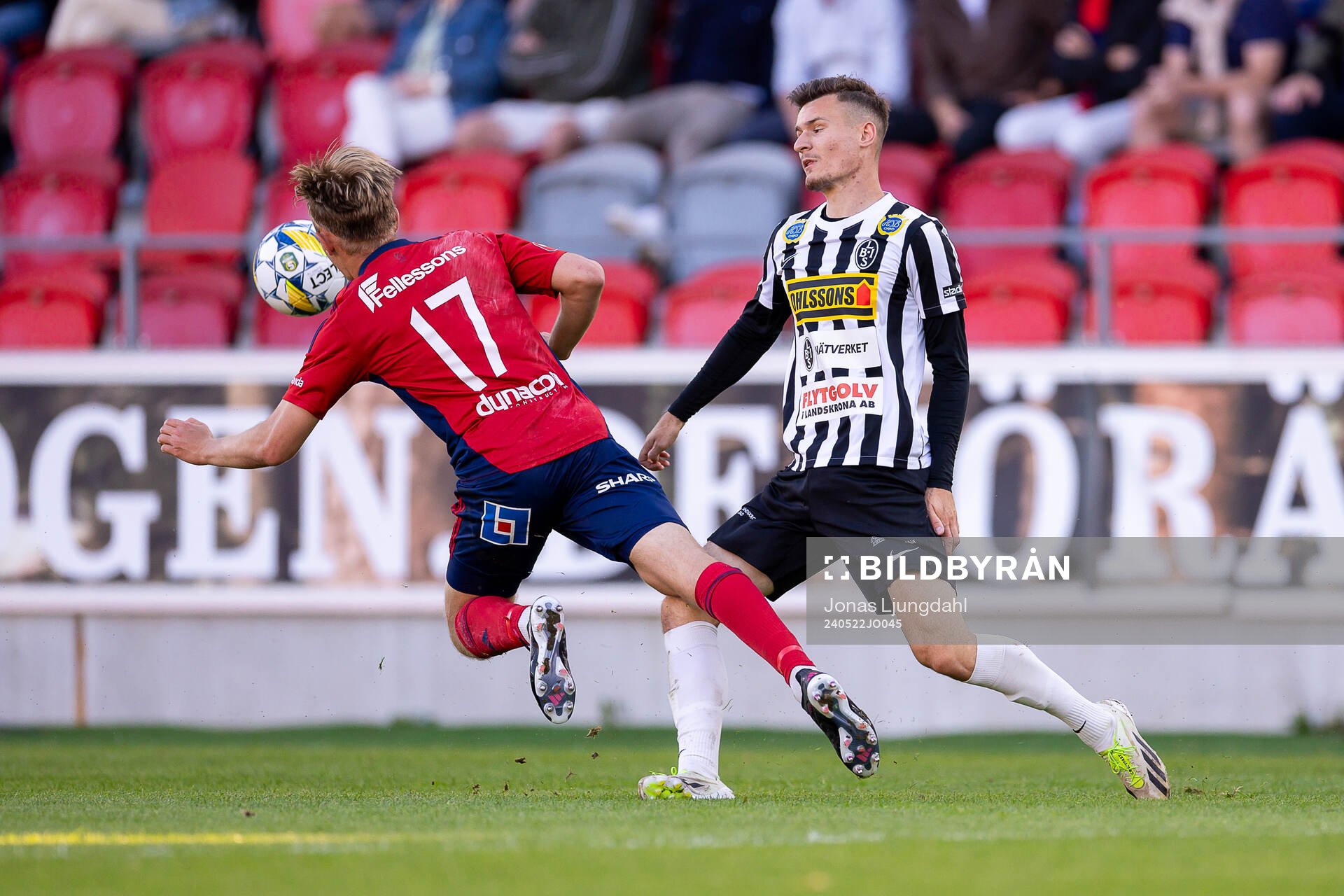 Östers Adam Herdonsson och Landskronas Robin Dzabic
