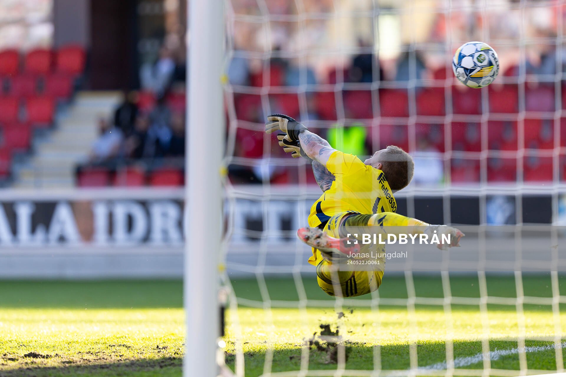 Östers målvakt Robin Wallinder när Landskrona gör mål
