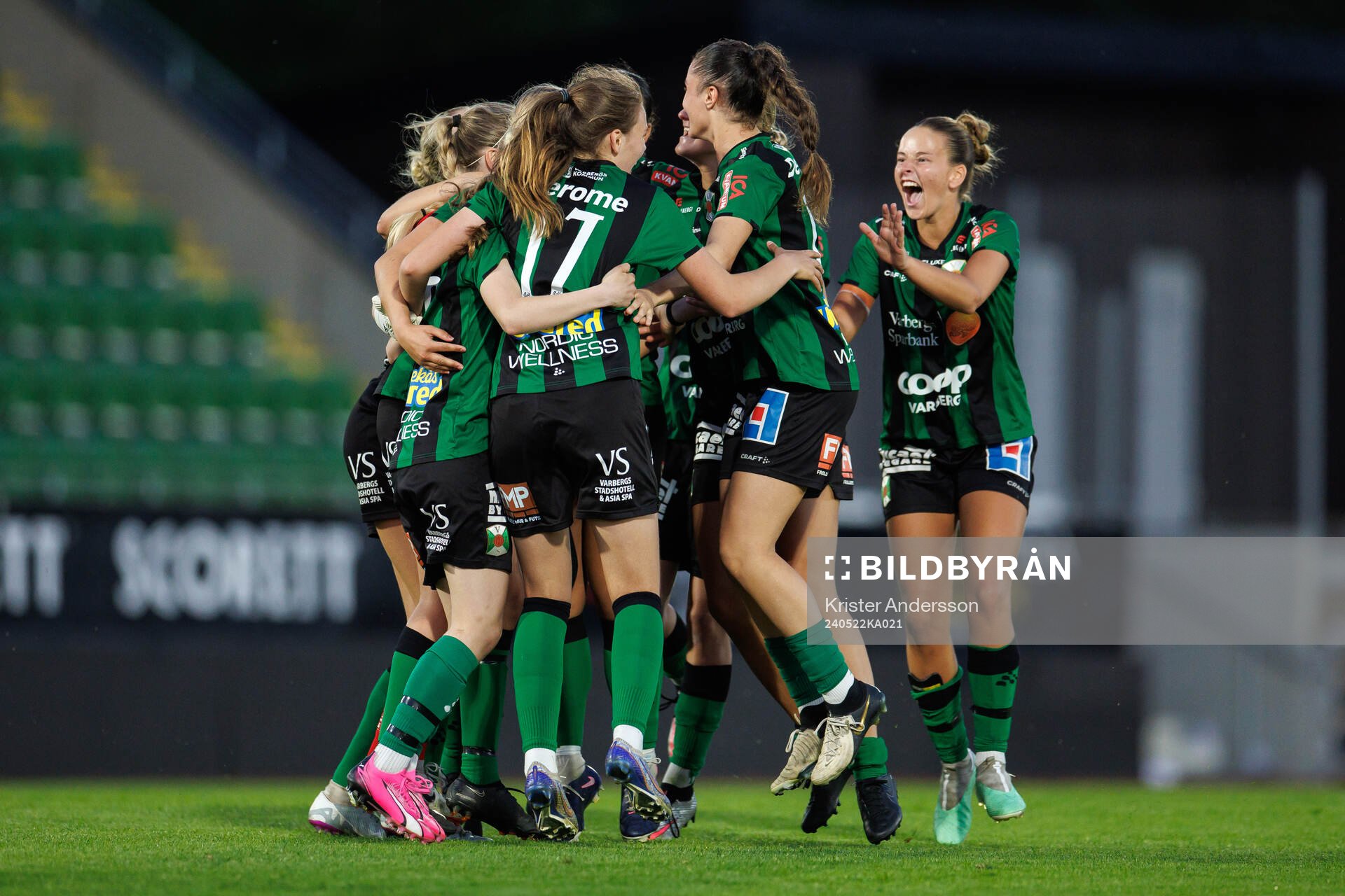 Varbergs BoISs spelare jublar efter fotbollsmatchen i Svenska Cupen mellan Varbergs BoIS och Elfsborg den 22 maj 2024 i Varberg.