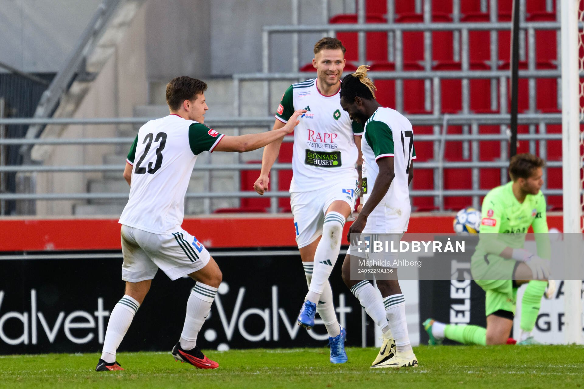 Skövde AIKs Žiga Ovsenek, Stefan Ljubicic, Mamudu Moro och Mamudu Moro jublar efter 0-1 under fotbollsmatchen i Superettan mellan Helsingborg och Skövde AIK den 22 maj 2024 i Helsingborg. 