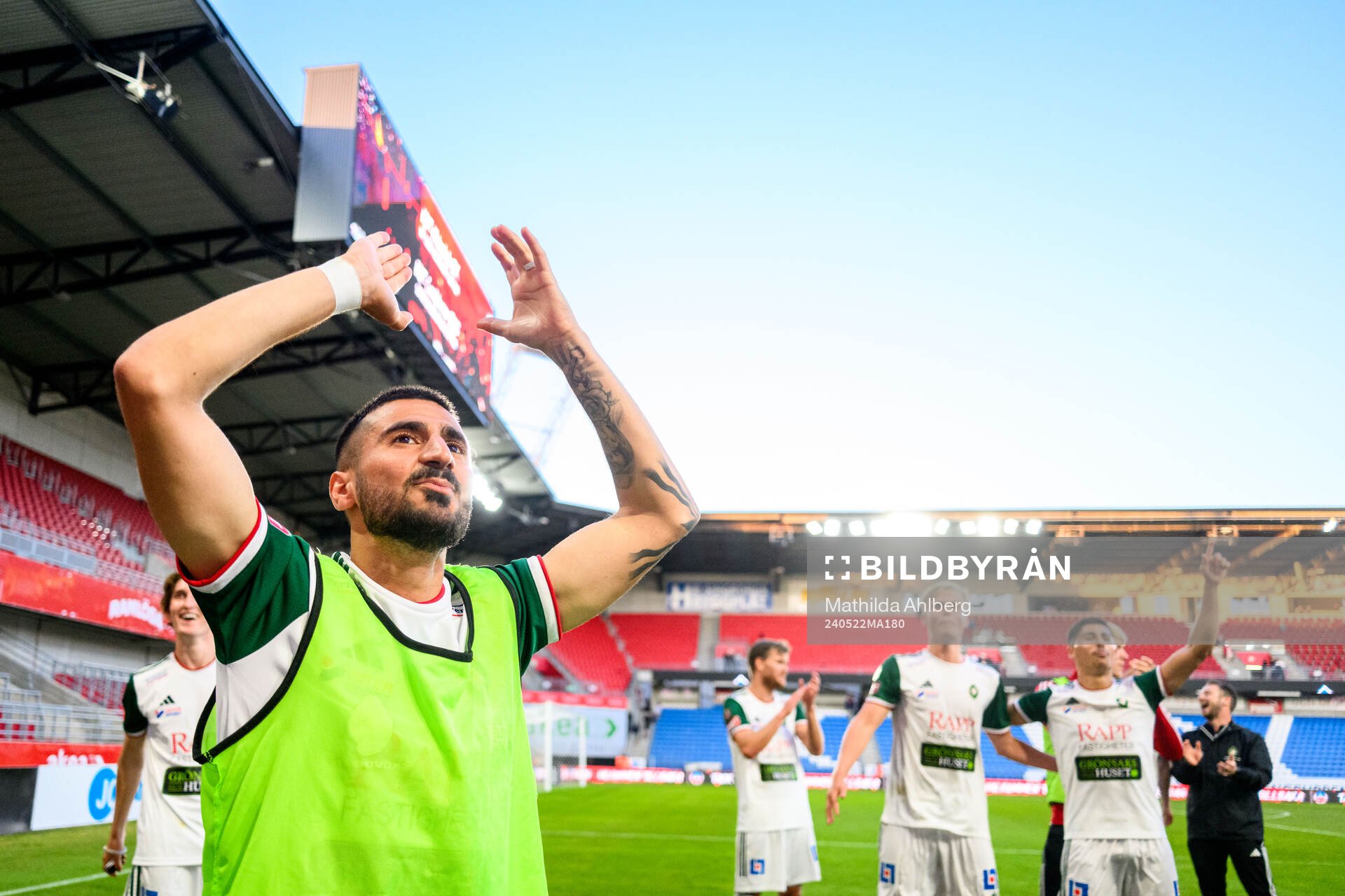Skövde AIKs Elmar Abraham jublar efter fotbollsmatchen i Superettan mellan Helsingborg och Skövde AIK den 22 maj 2024 i Helsingborg.
