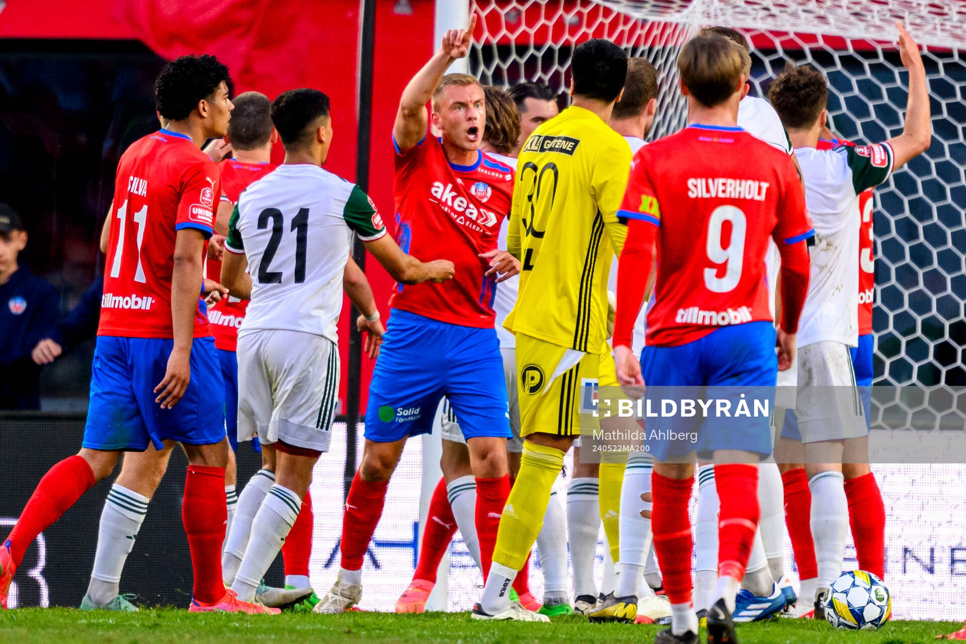 Helsingborgs Dennis Olsson reagerar mot Skövde AIKs spelare