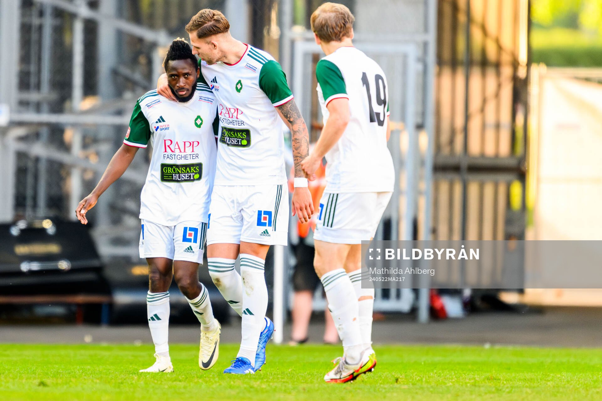 Skövde AIKs Mamudu Moro jublar med lagkamrater