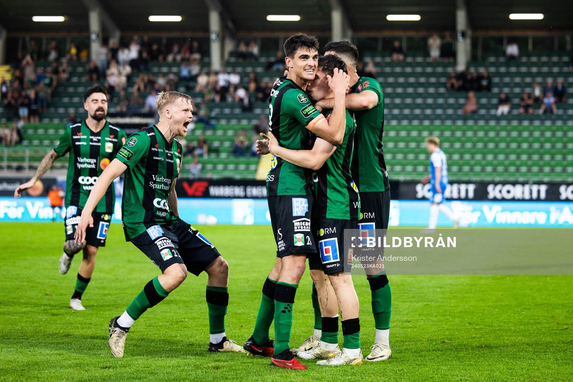 Varbergs Isak Bjerkebo jublar med lagkamrater