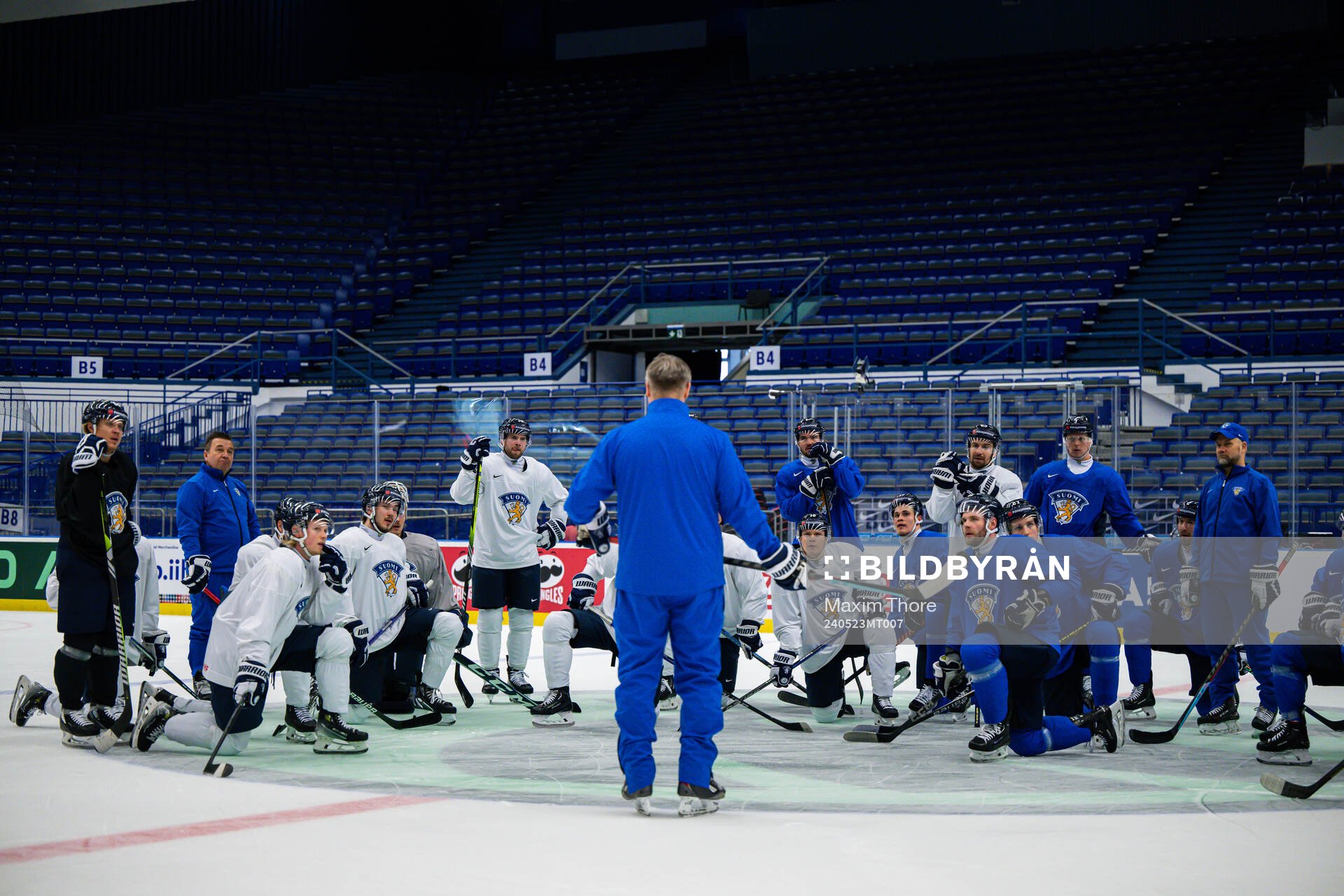 Players of Finland gather around head coach Jukka Jalonen