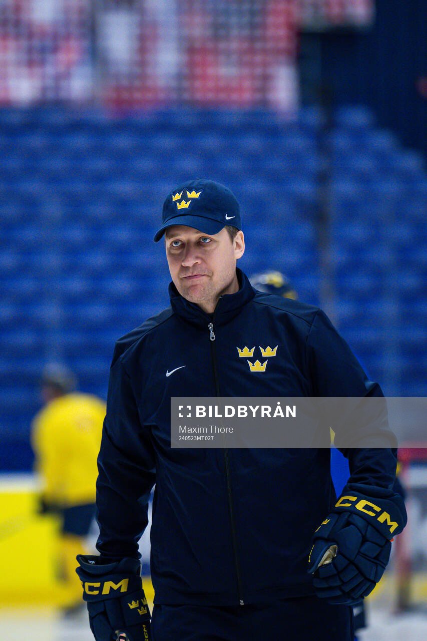 Head coach Sam Hallam of Sweden at a practice session