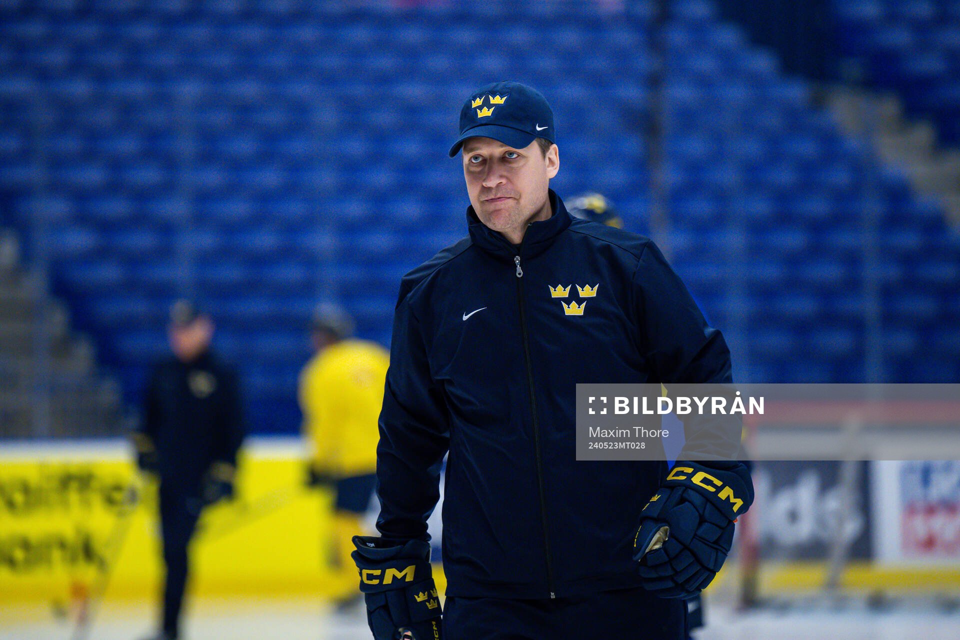 Head coach Sam Hallam of Sweden at a practice session