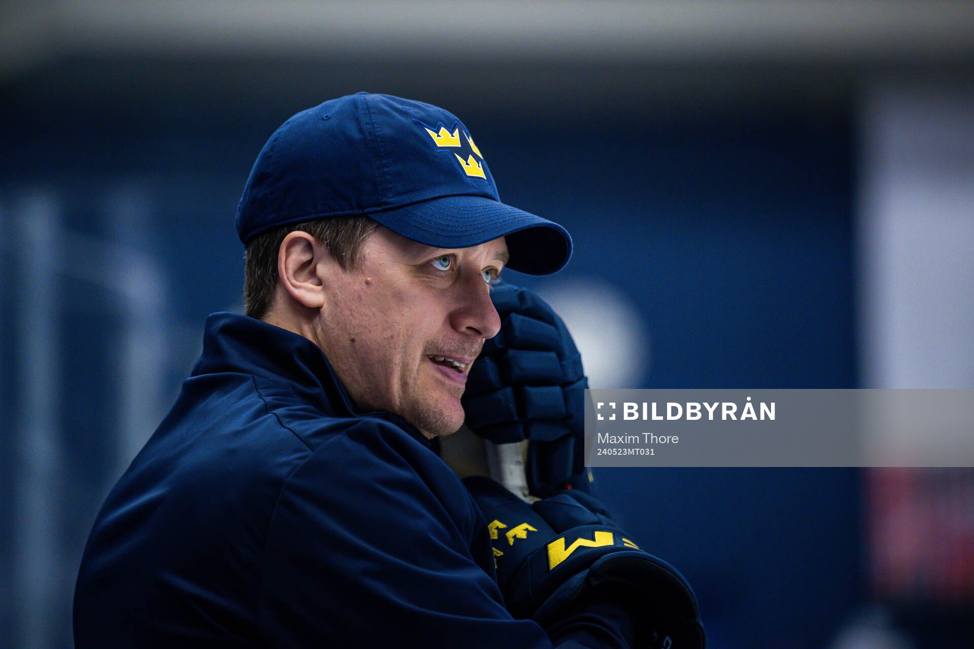 Head coach Sam Hallam of Sweden at a practice session