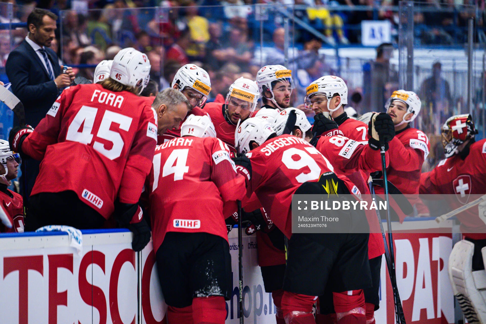 Assistant coach Tommy Albelin and players of Switzerland