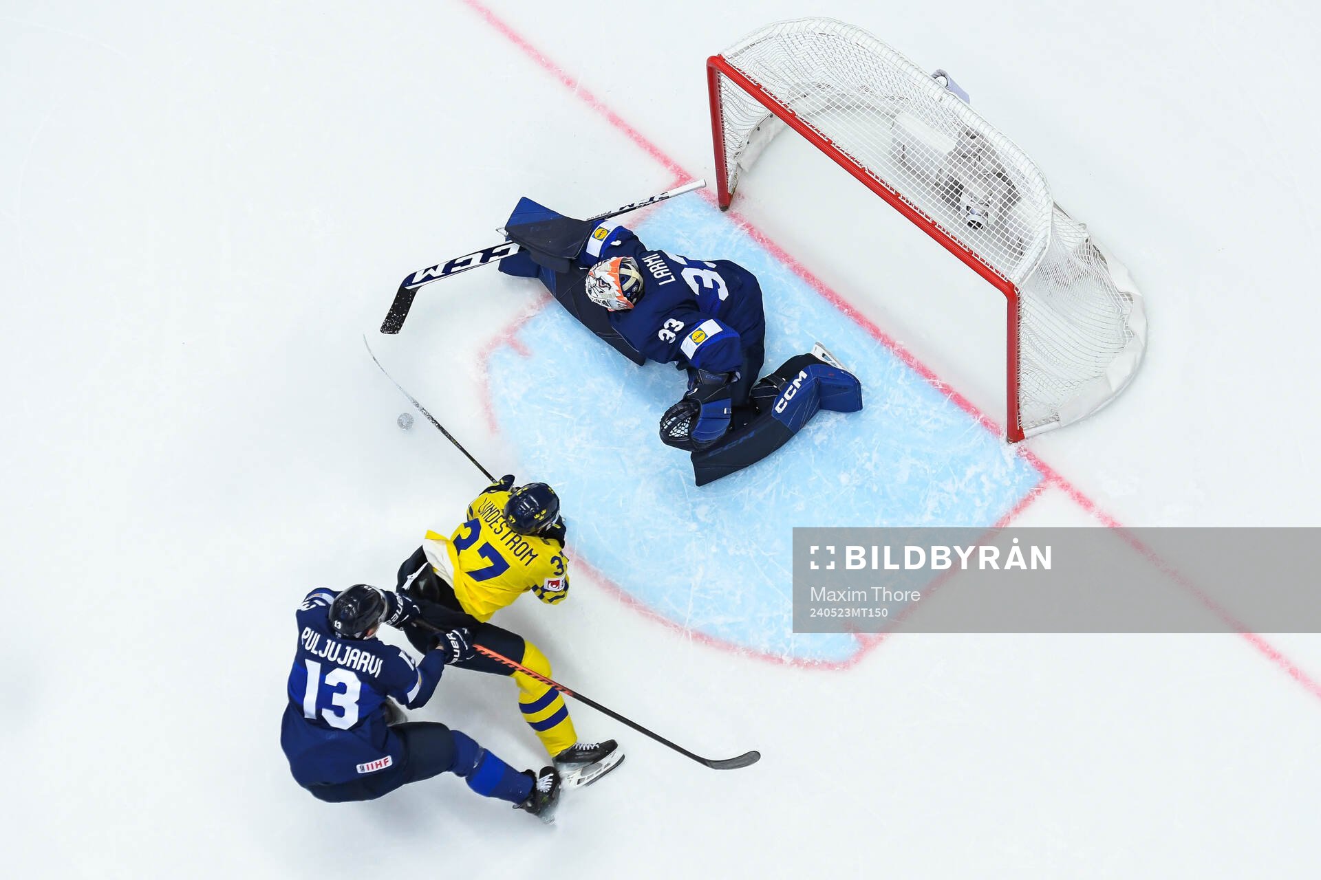 Isac Lundeström of Sweden against Jesse Puljujärvi and