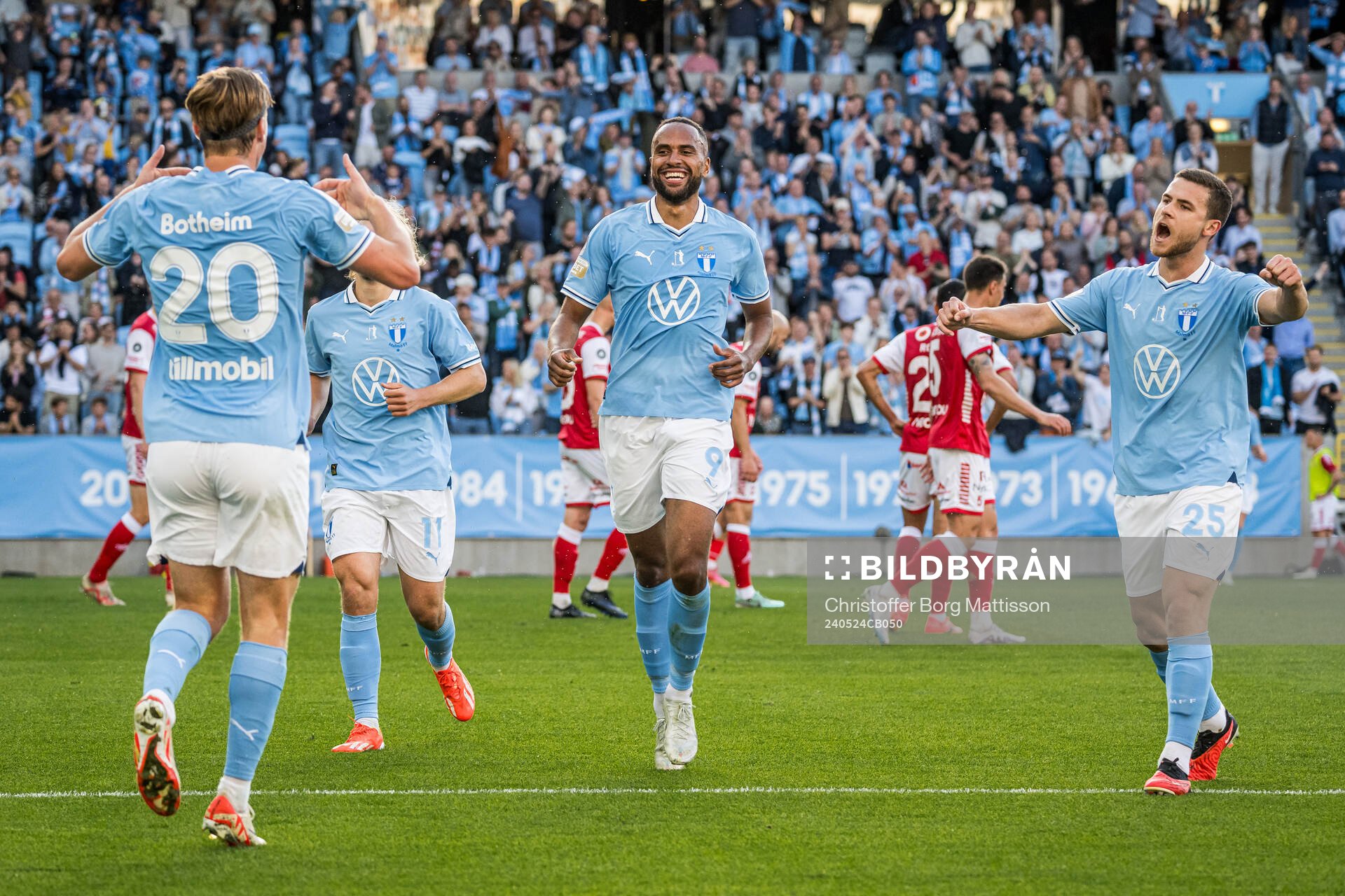 Malmö FFs Isaac Kiese Thelin och Gabriel Busanello jublar