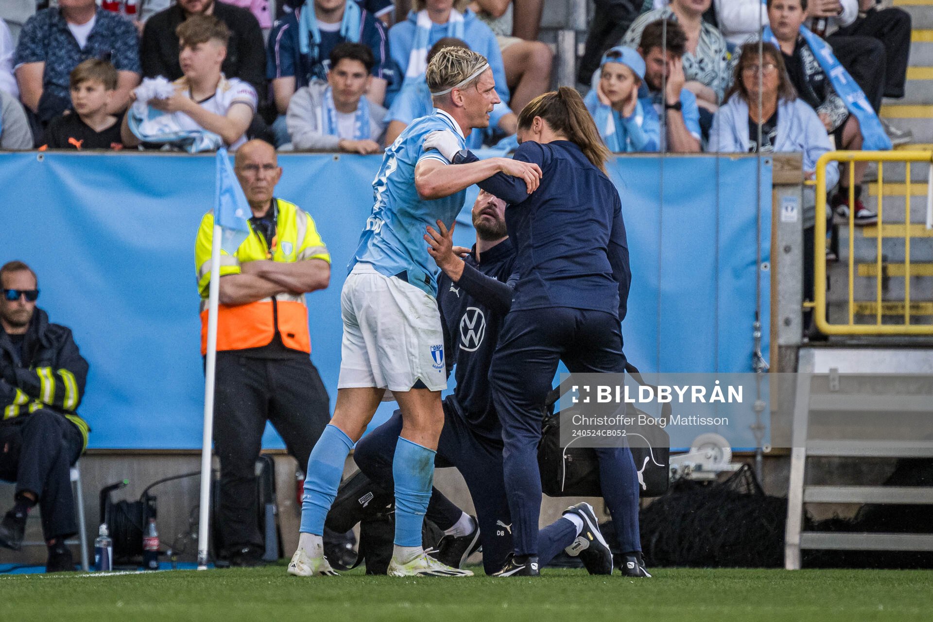 Malmö FFs Jens Stryger Larsen har ont under fotbollsmatchen i Allsvenskan mellan Malmö FF och Kalmar den 24 maj 2024 i Malmö. 