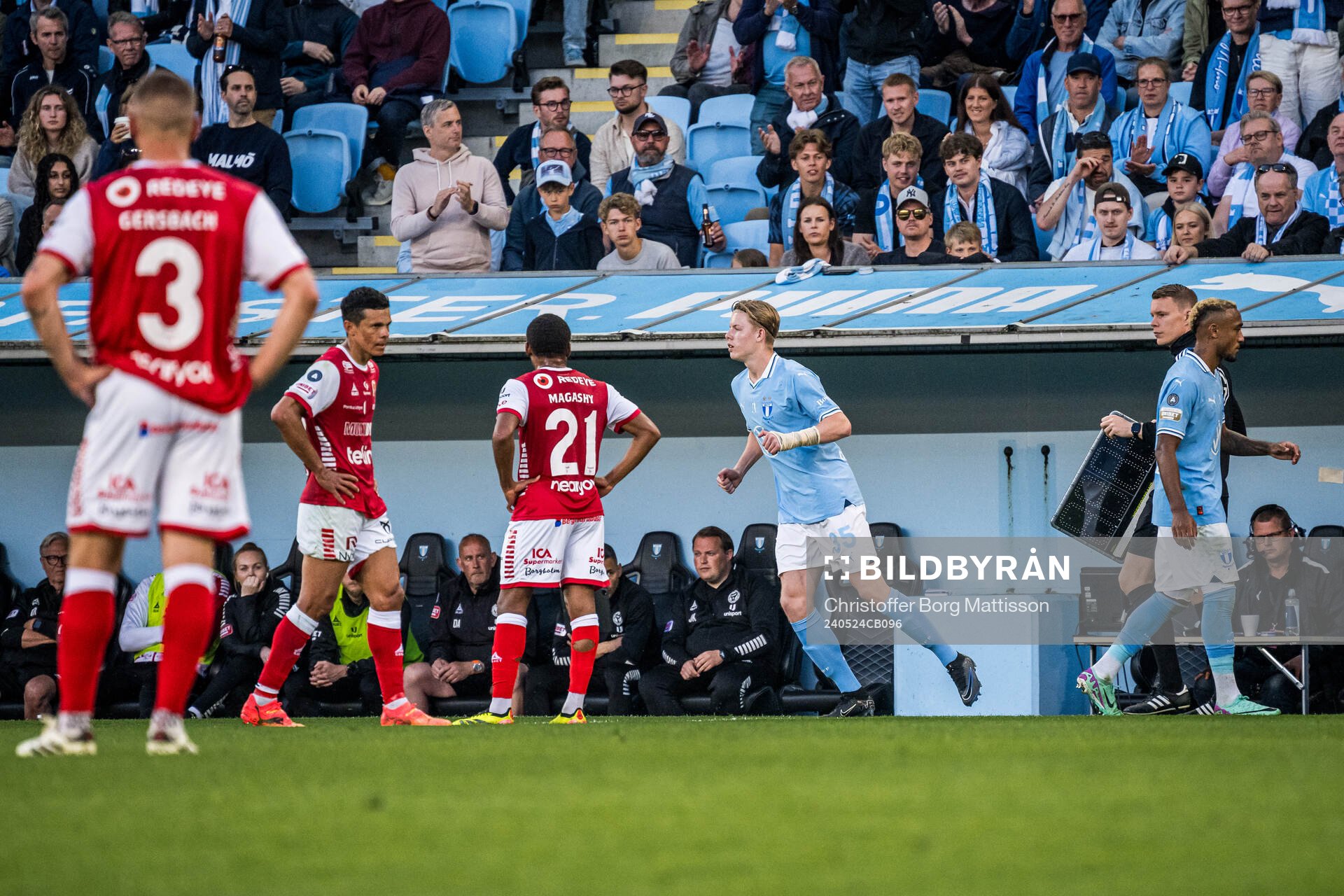 Malmö FFs Nils Zätterström byts in