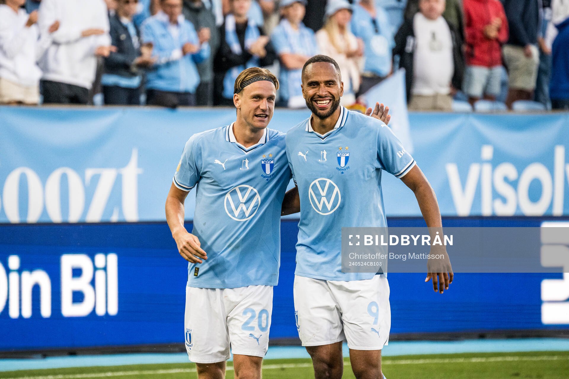Malmö FFs Erik Botheim och Isaac Kiese Thelin jublar efter fotbollsmatchen i Allsvenskan mellan Malmö FF och Kalmar den 24 maj 2024 i Malmö.