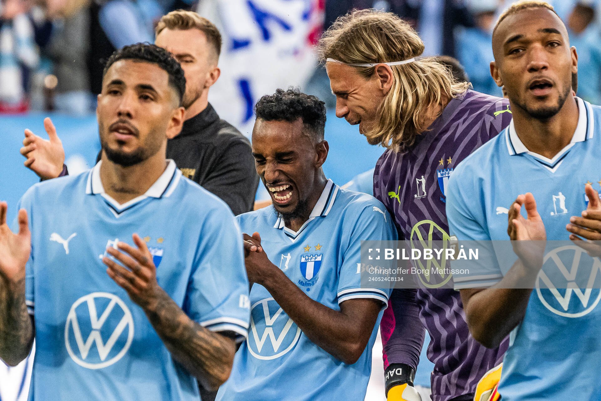 Malmö FFs Taha Ali och målvakt Johan Dahlin jublar efter fotbollsmatchen i Allsvenskan mellan Malmö FF och Kalmar den 24 maj 2024 i Malmö.