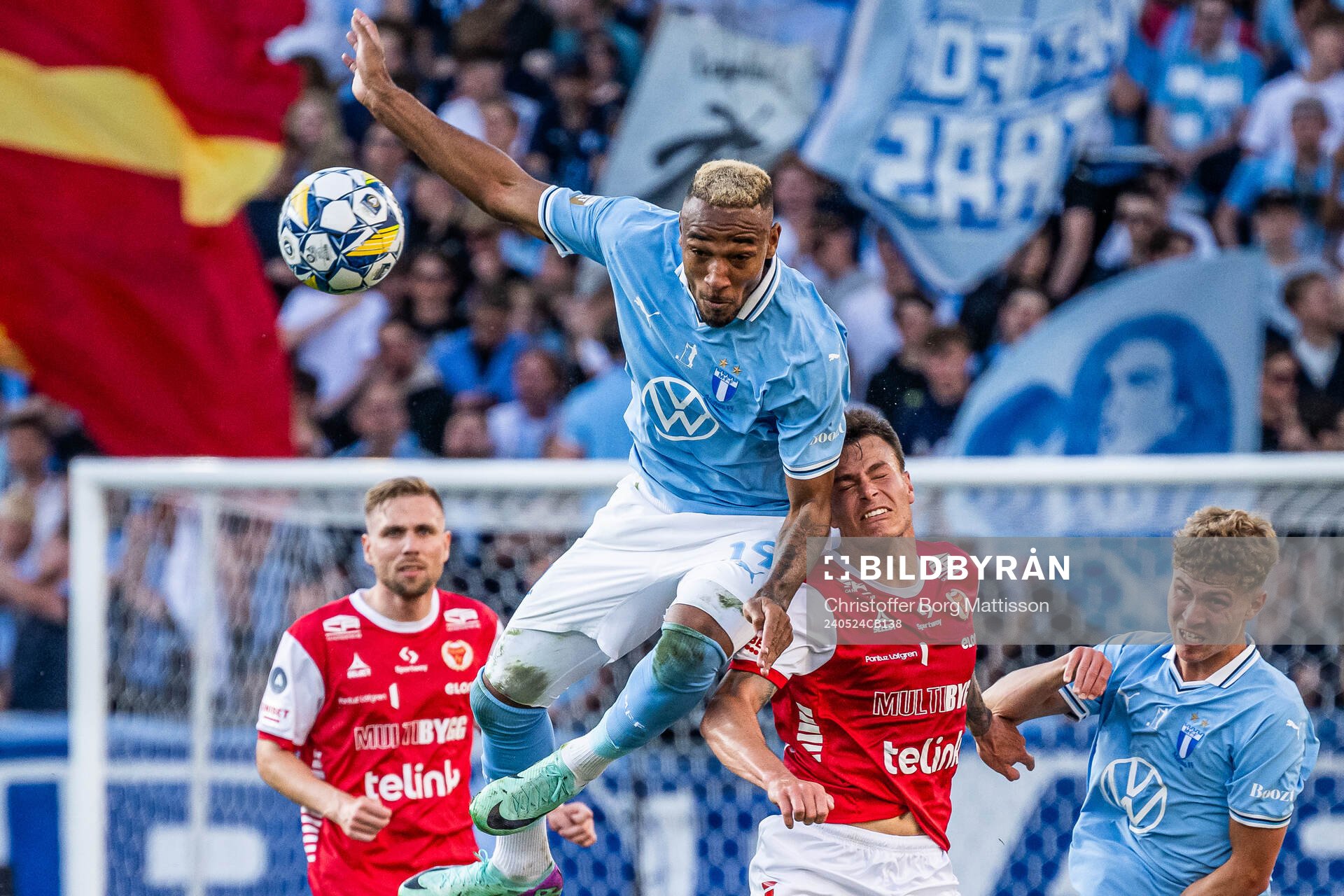 Malmö FFs Derek Cornelius mot Kalmars Melker Hallberg