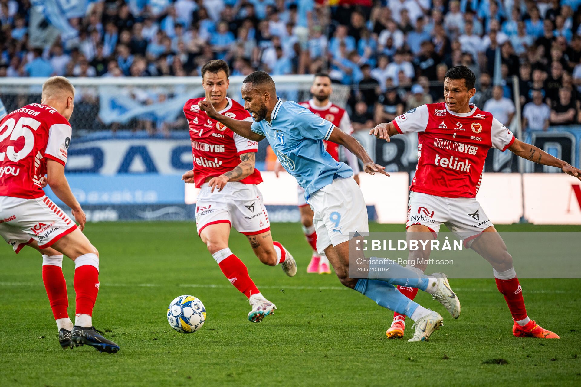 Malmö FFs Isaac Kiese Thelin mot Kalmars Melker Hallberg