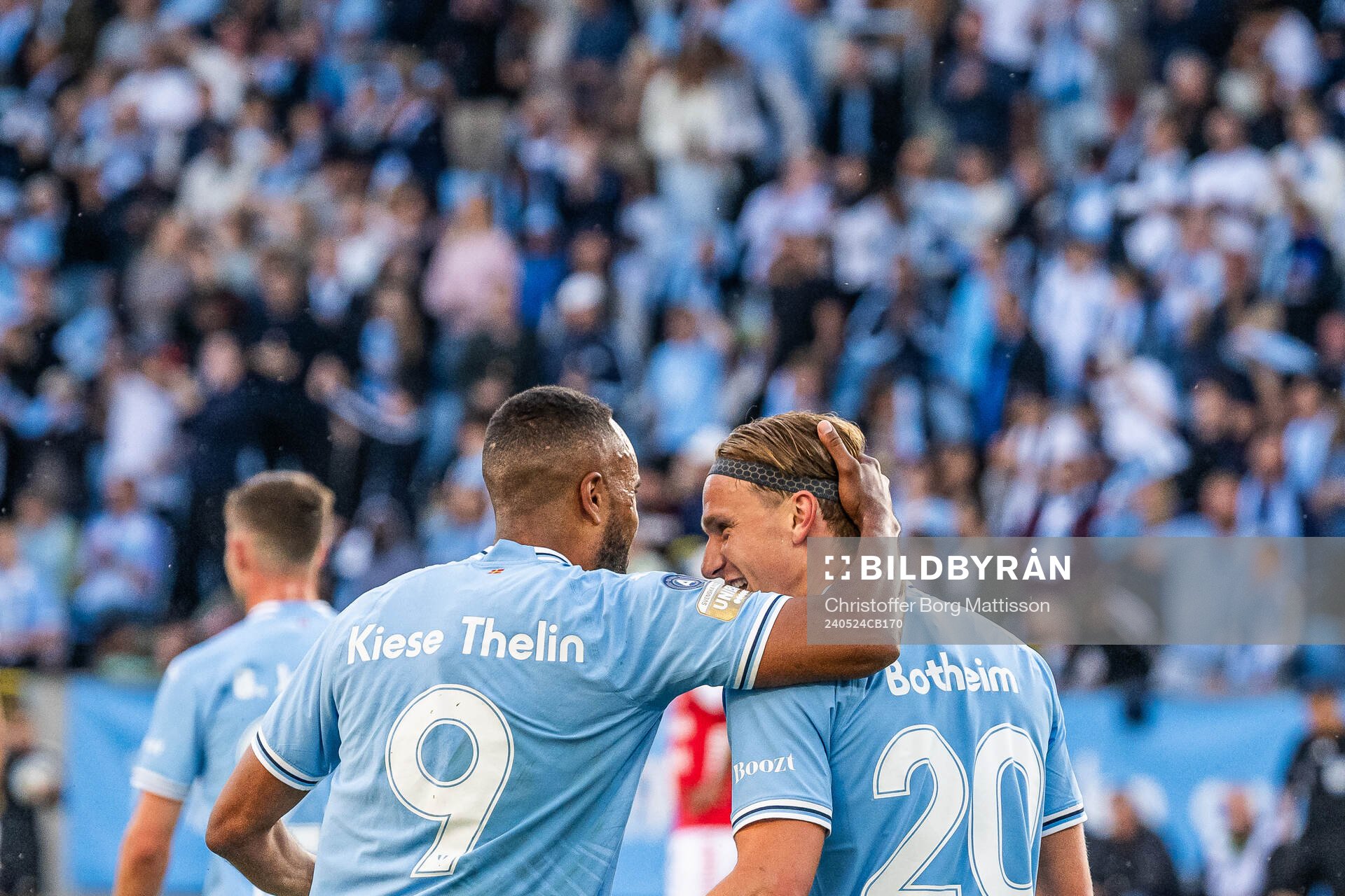 Malmö FFs Isaac Kiese Thelin och Erik Botheim jublar efter 5-0 under fotbollsmatchen i Allsvenskan mellan Malmö FF och Kalmar den 24 maj 2024 i Malmö.
