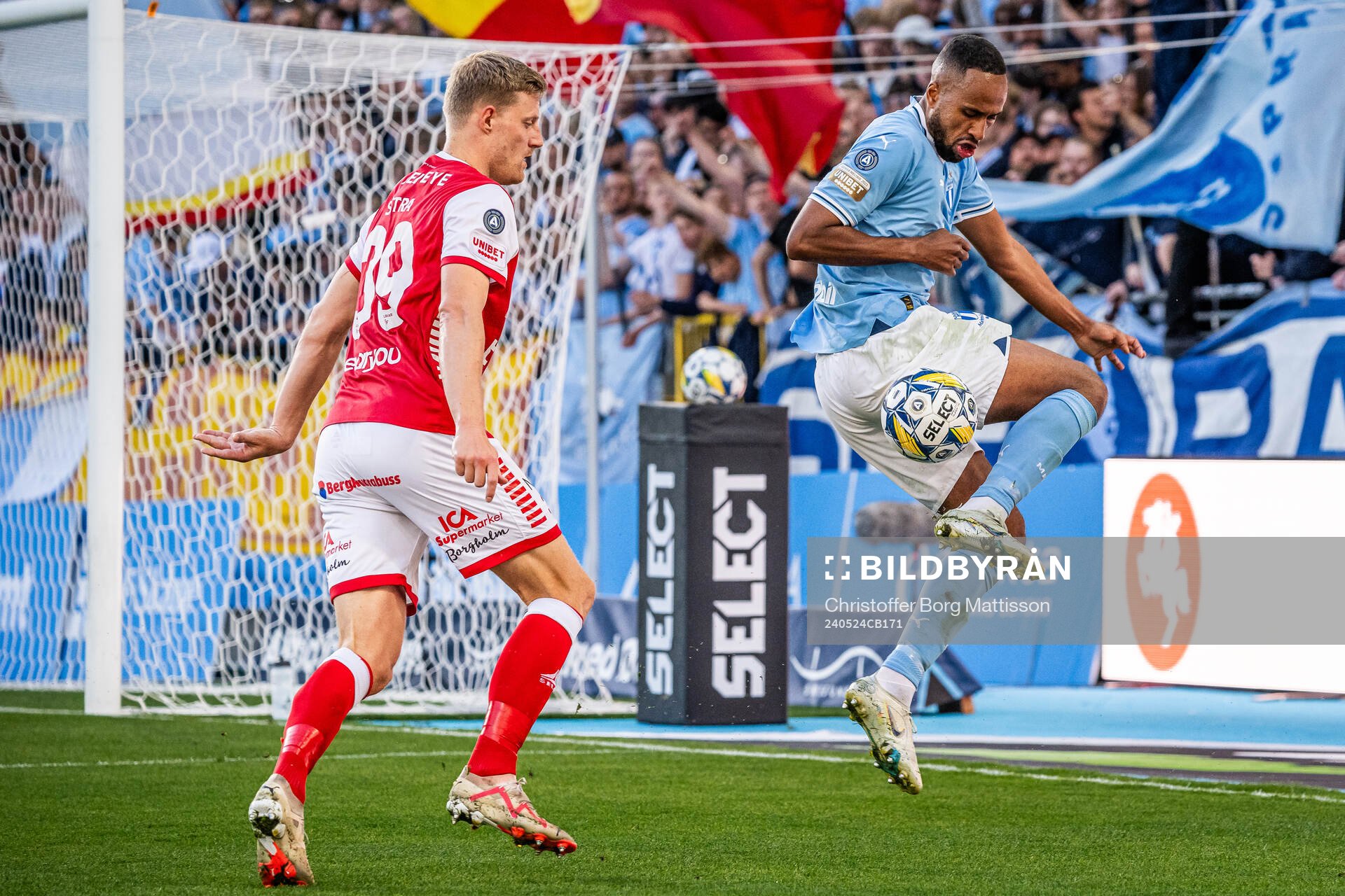 Kalmars Lars Saetra och Malmö FFs Isaac Kiese Thelin