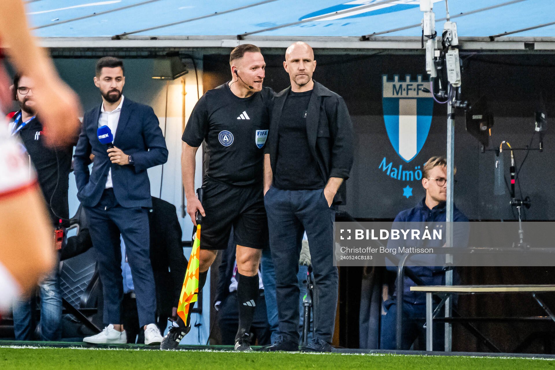 Assisterande domare Mehmet Culum och Malmö FFs tränare