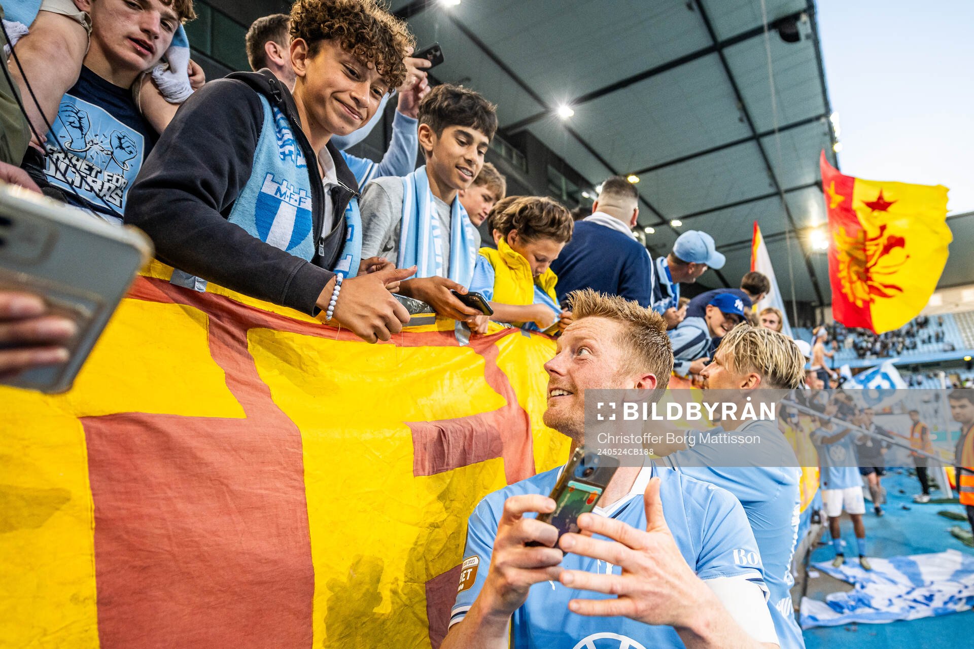 Malmö FFs Anders Christiansen tar selfies med supportrar