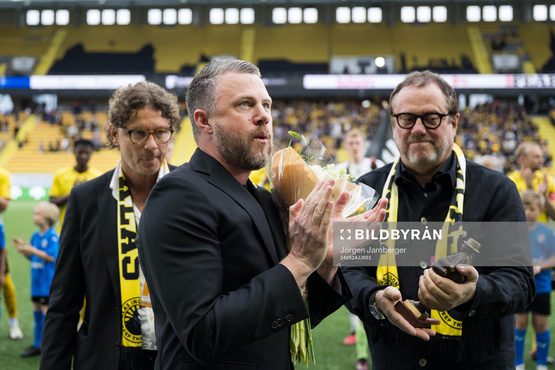 Elfsborgs manager Jimmy Thelin tackas av