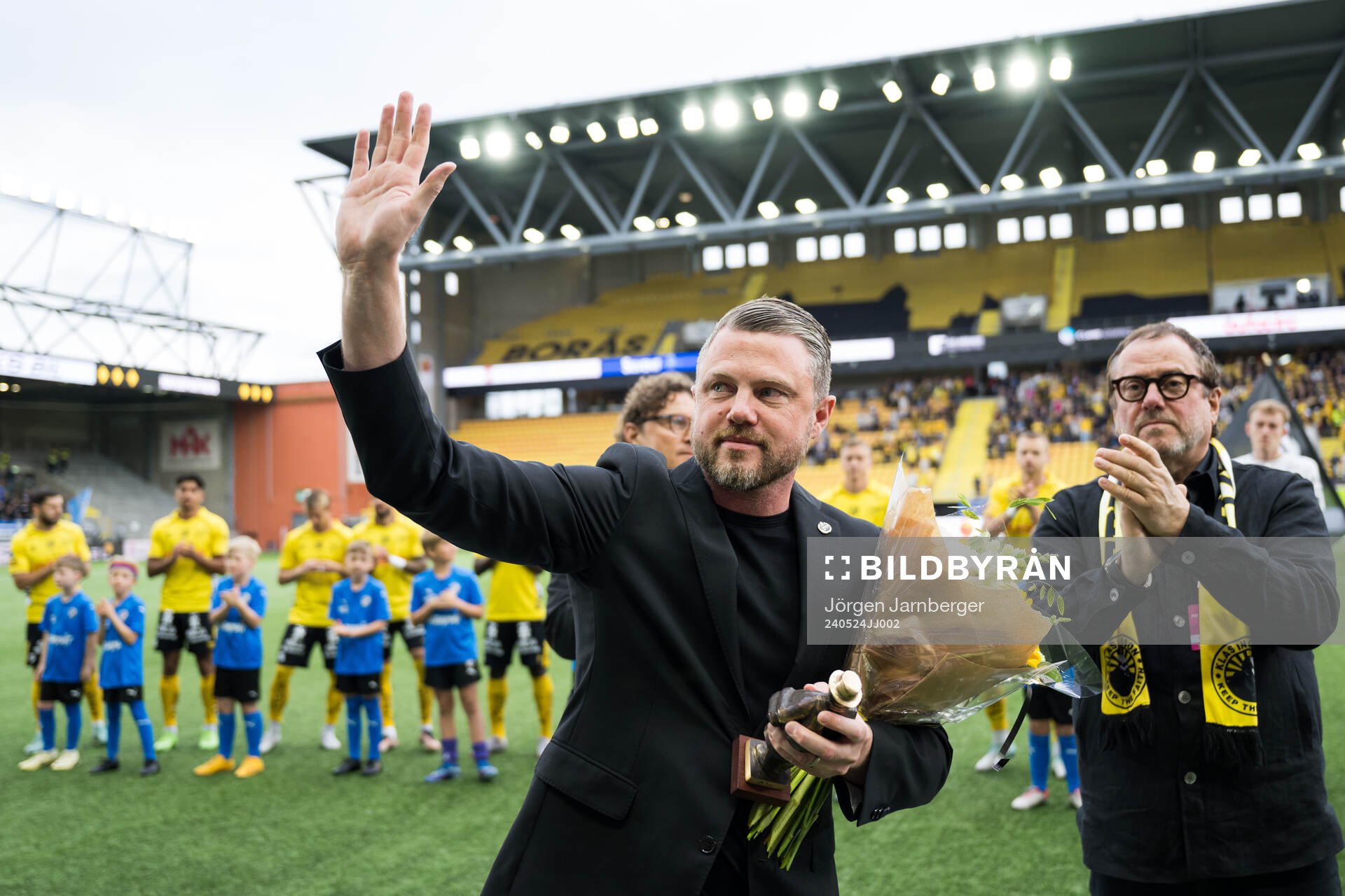 Elfsborgs manager Jimmy Thelin tackas av