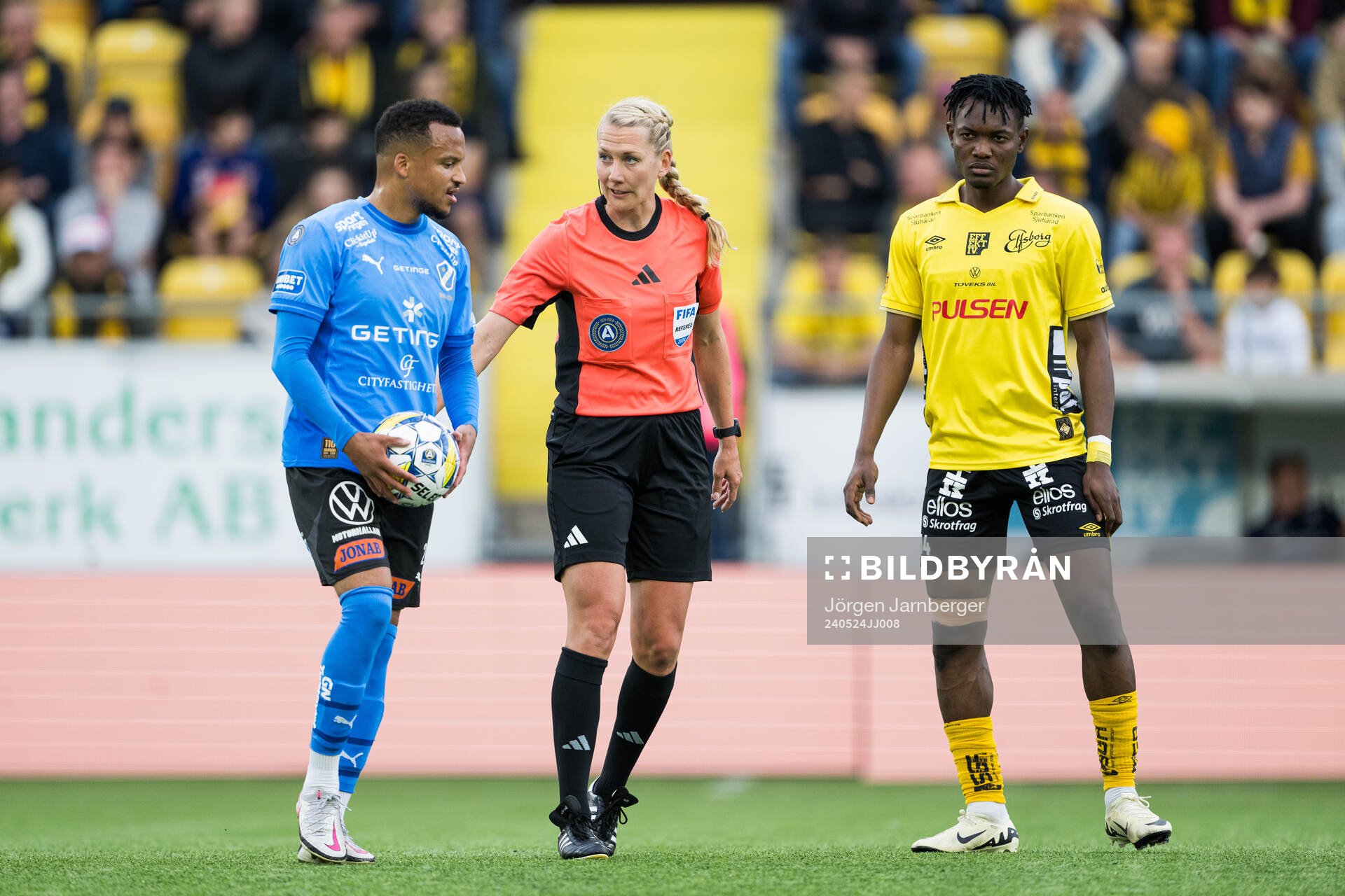 Halmstads Marcus Olsson, domare Tess Olofsson  och
