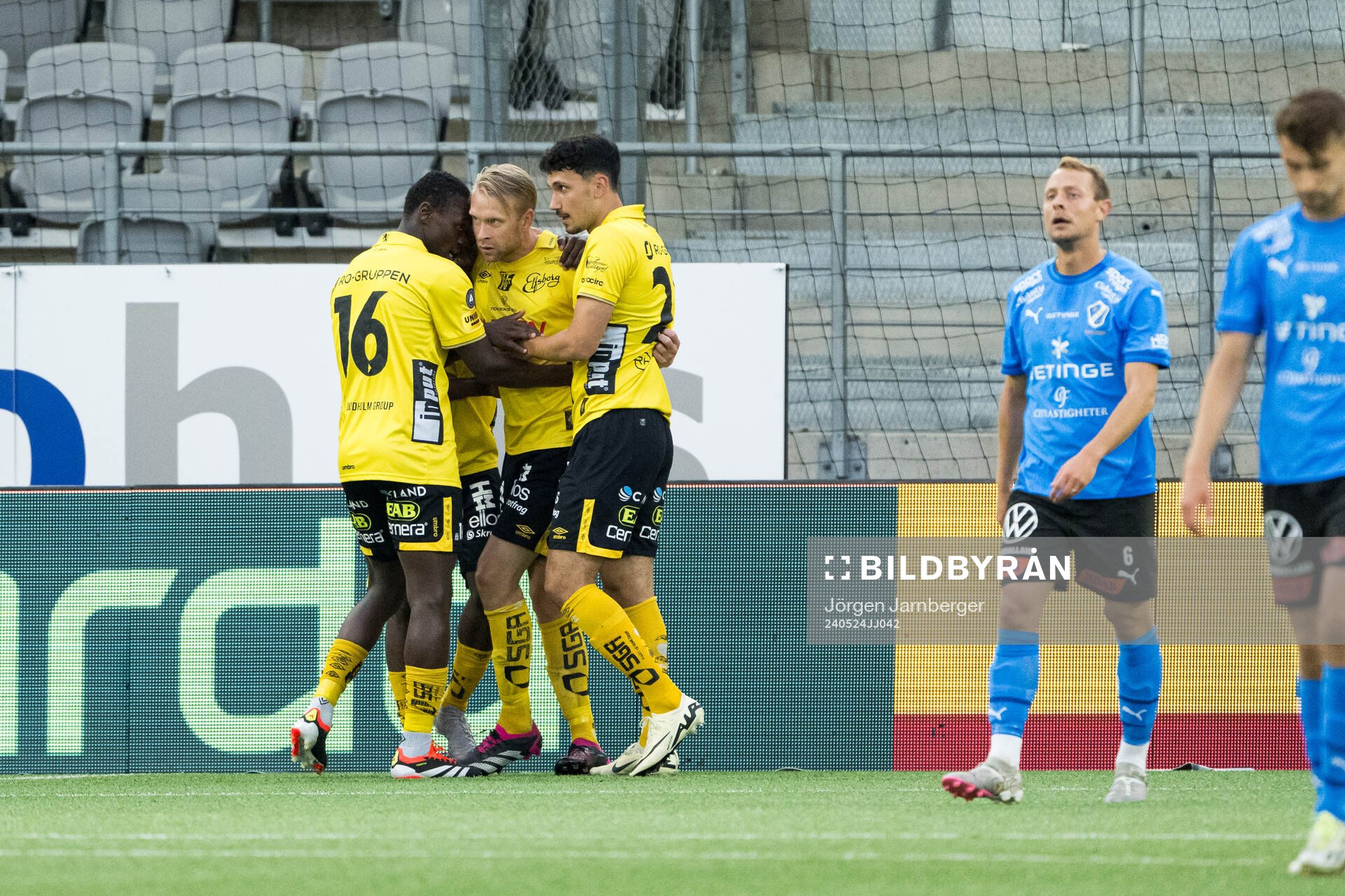 Elfsborgs Johan Larsson och Dion Krasniqi jublar