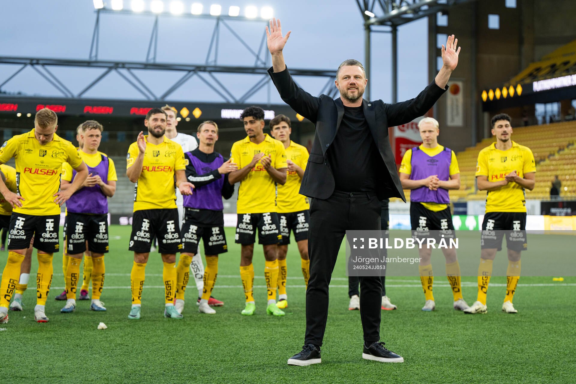 Elfsborgs manager Jimmy Thelin hyllas