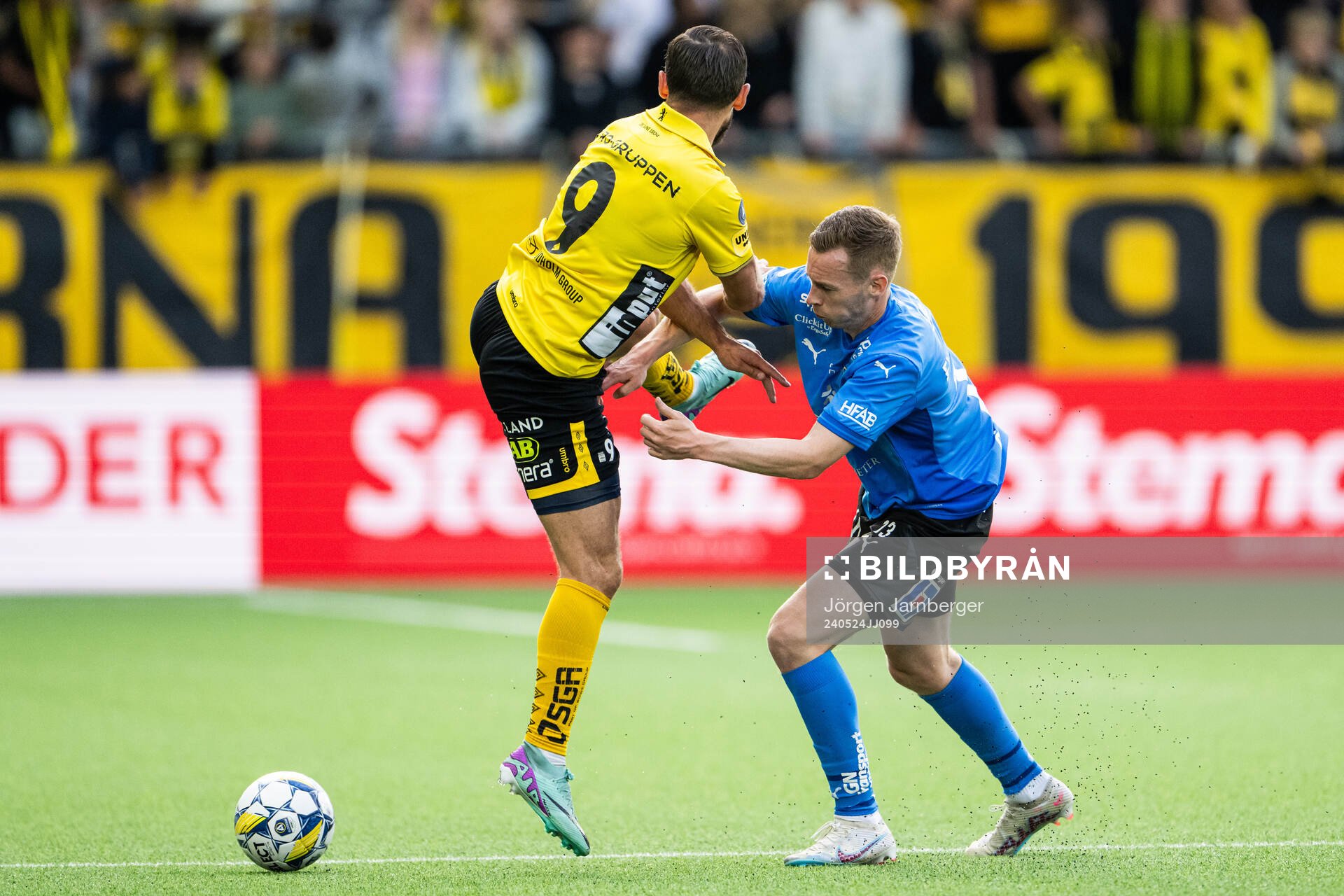 Elfsborgs Arber Zeneli och Halmstads Gisli Eyjolfsson