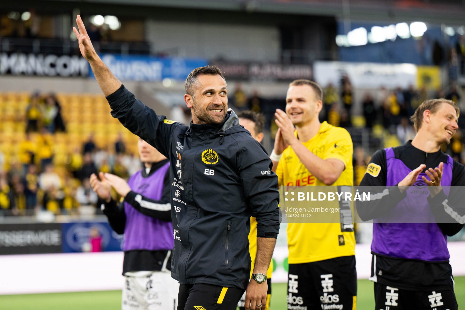 Elfsborgs assisterande tränare Emir Bajrami jublar