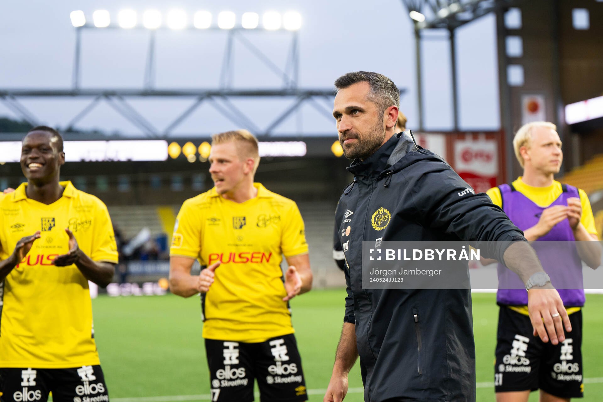 Elfsborgs assisterande tränare Emir Bajrami jublar