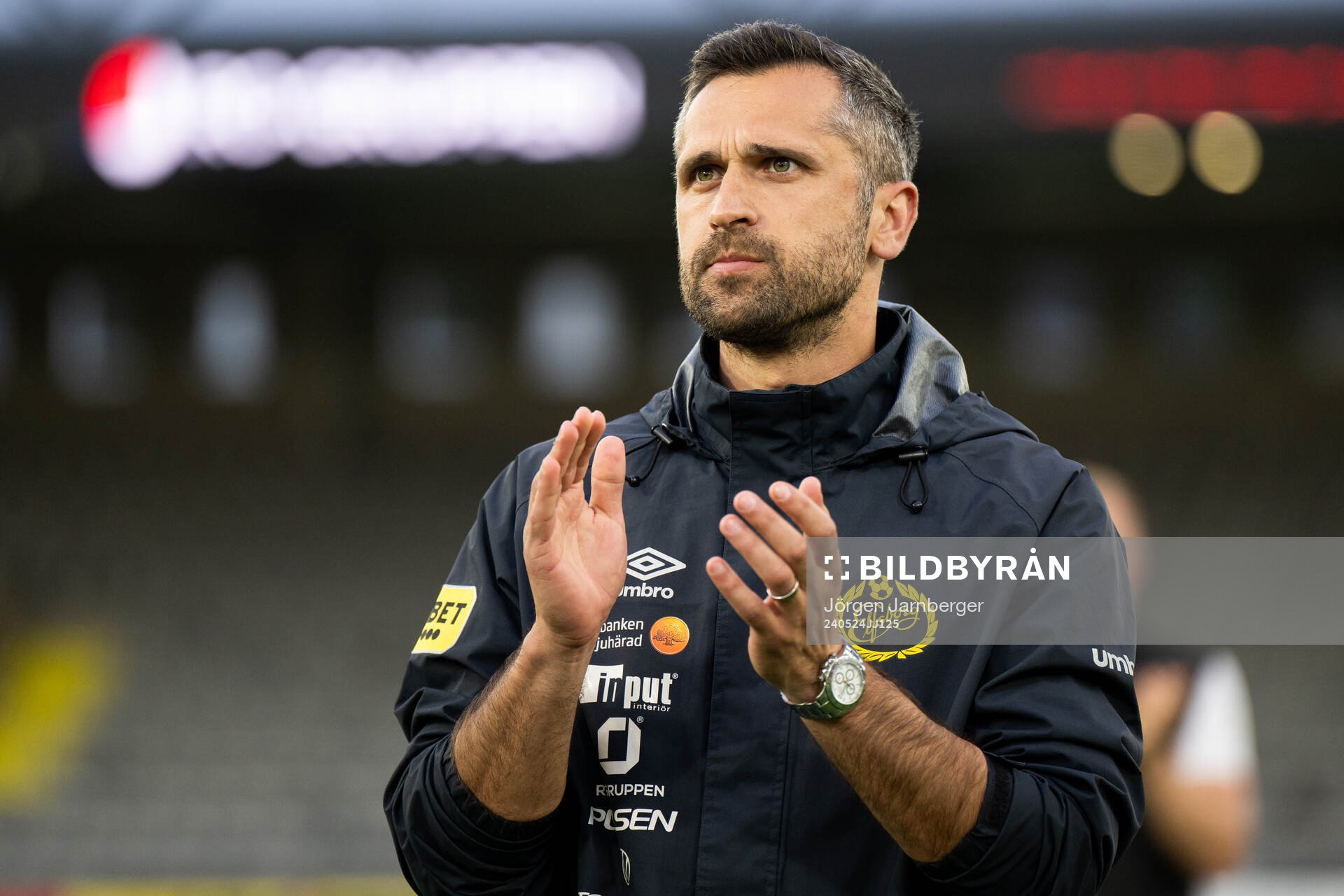 Elfsborgs assisterande tränare Emir Bajrami jublar
