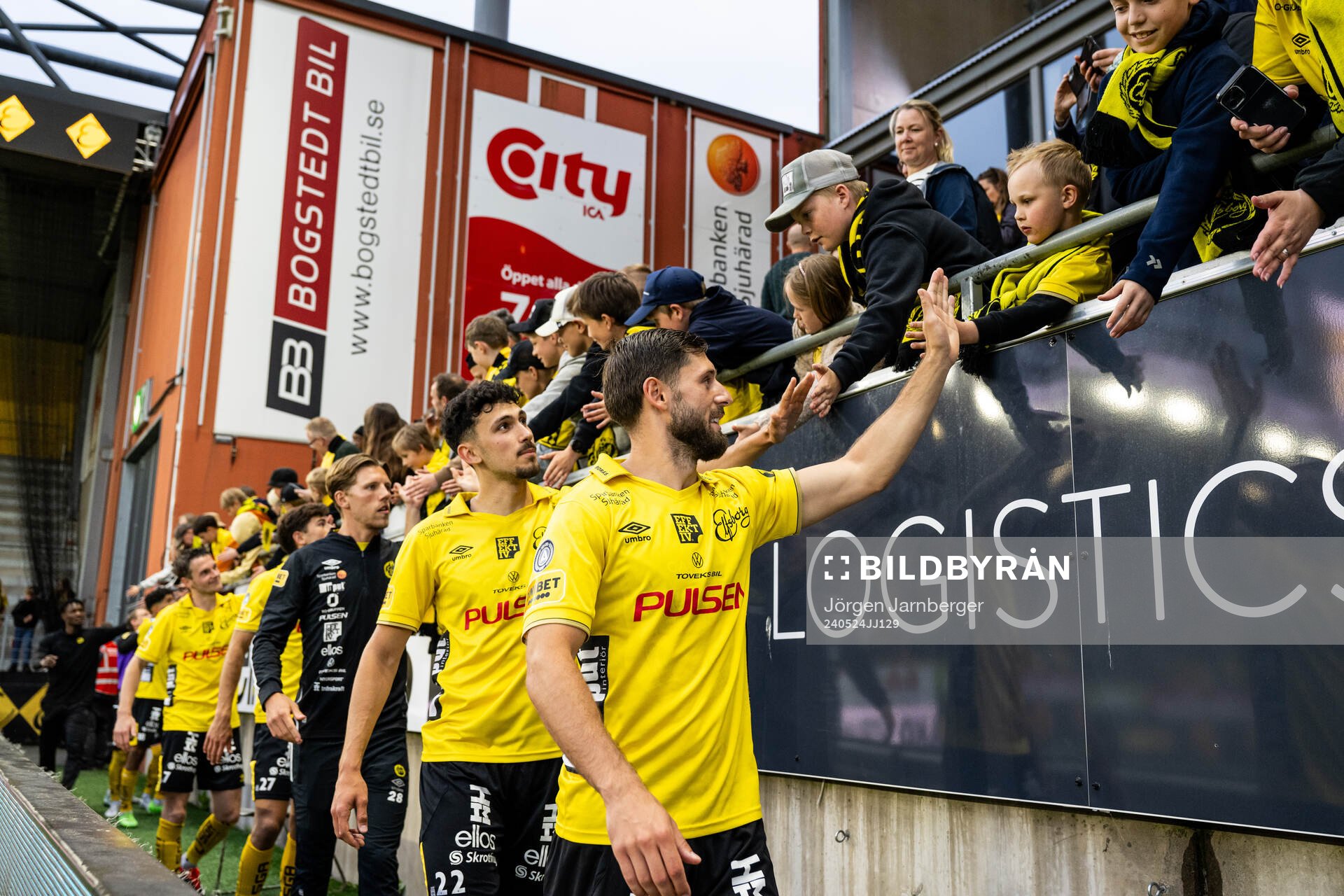 Elfsborgs spelare tackar publiken efter fotbollsmatchen i Allsvenskan mellan Elfsborg och Halmstad den 24 maj 2024 i Borås. 