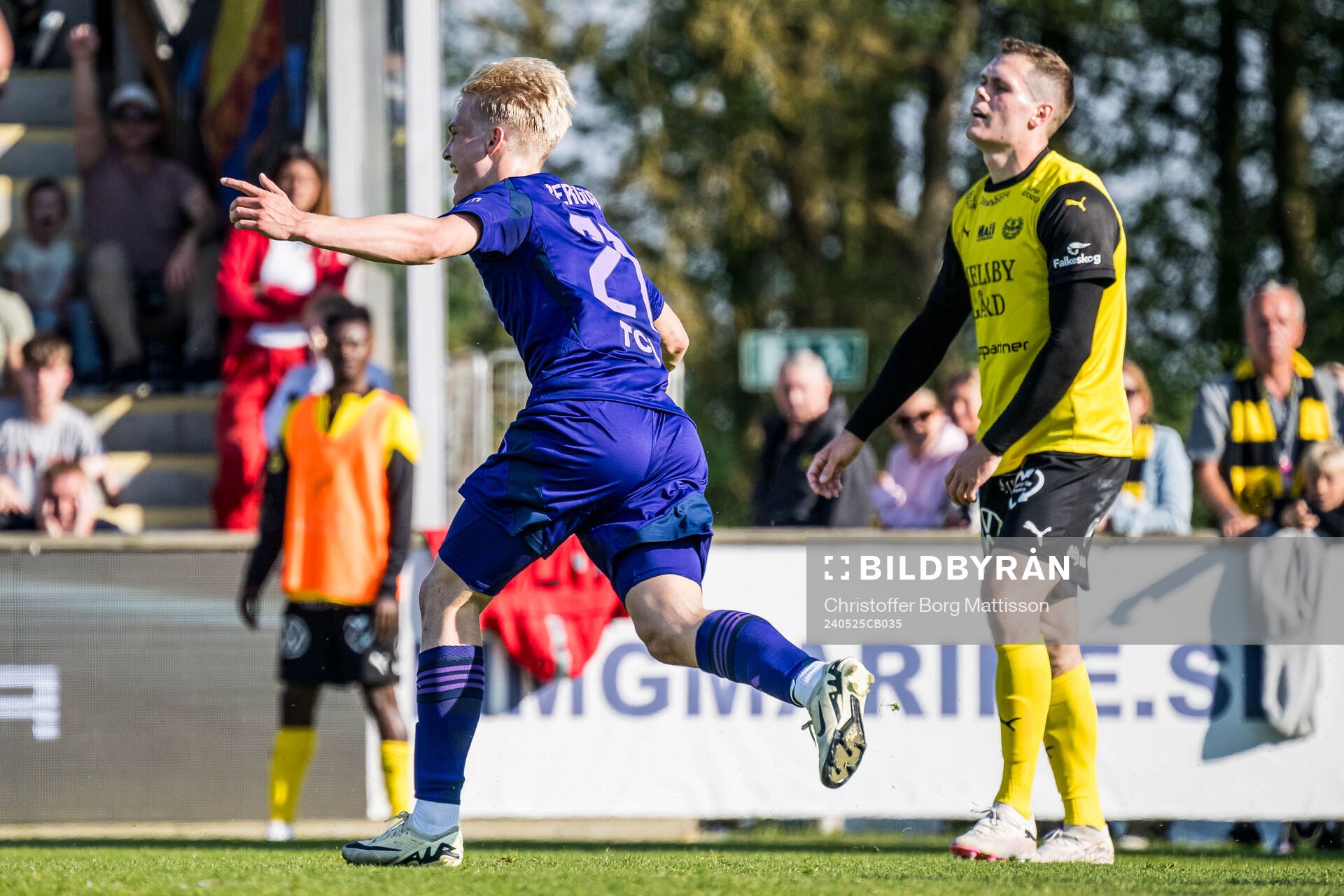 Djurgårdens Lucas Bergvall jublar och Mjällbys Jacob