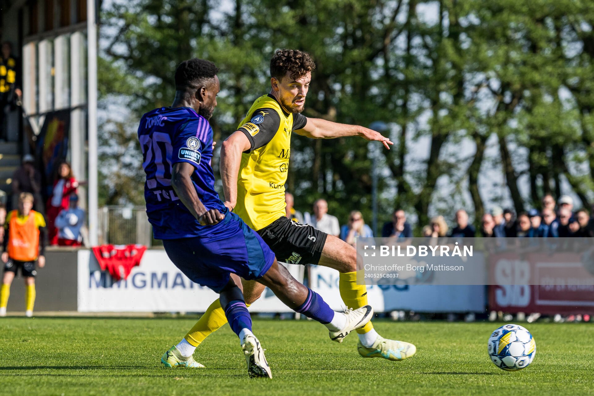 Djurgårdens Tokmac Nguen och Mjällbys Colin Rösler