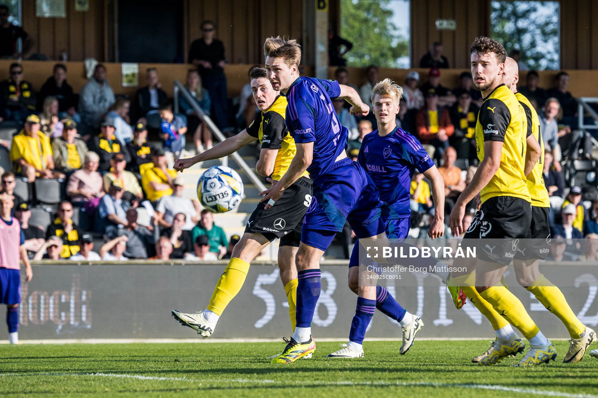 Mjällbys Elliot Stroud och Djurgårdens Miro Tenho
