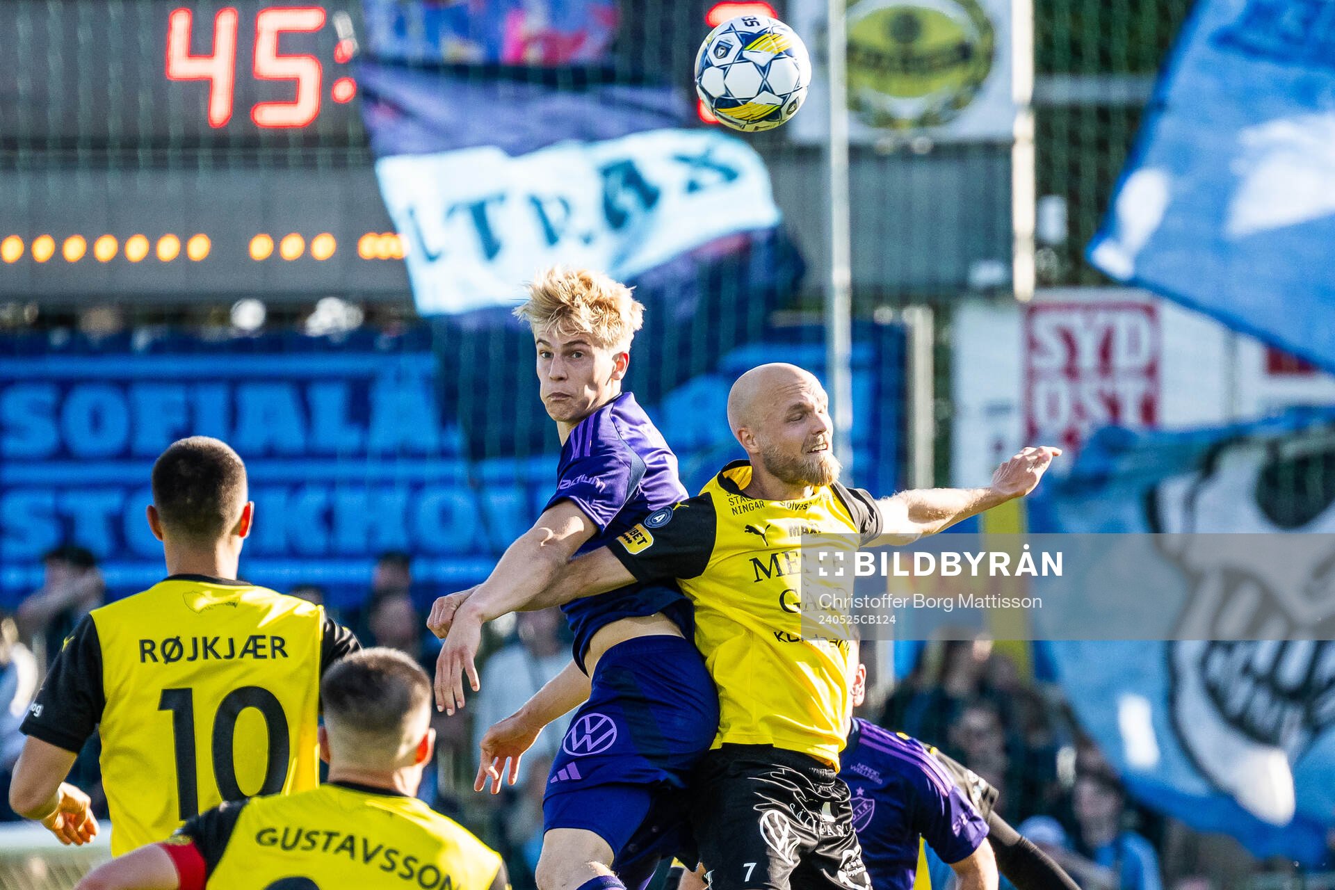 Djurgårdens Lucas Bergvall och Mjällbys Viktor Gustafson
