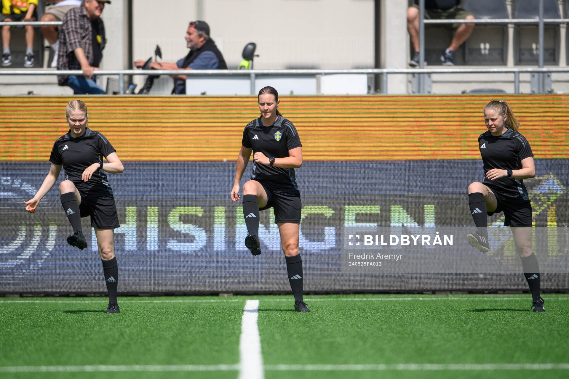 assisterande domare Alisa Levälampi , Domare Lovisa Johansson och assisterande domare Josefine Bastås inför fotbollsmatchen i Damallsvenskan mellan Häcken och Hammarby den 25 maj 2024 i Göteborg.