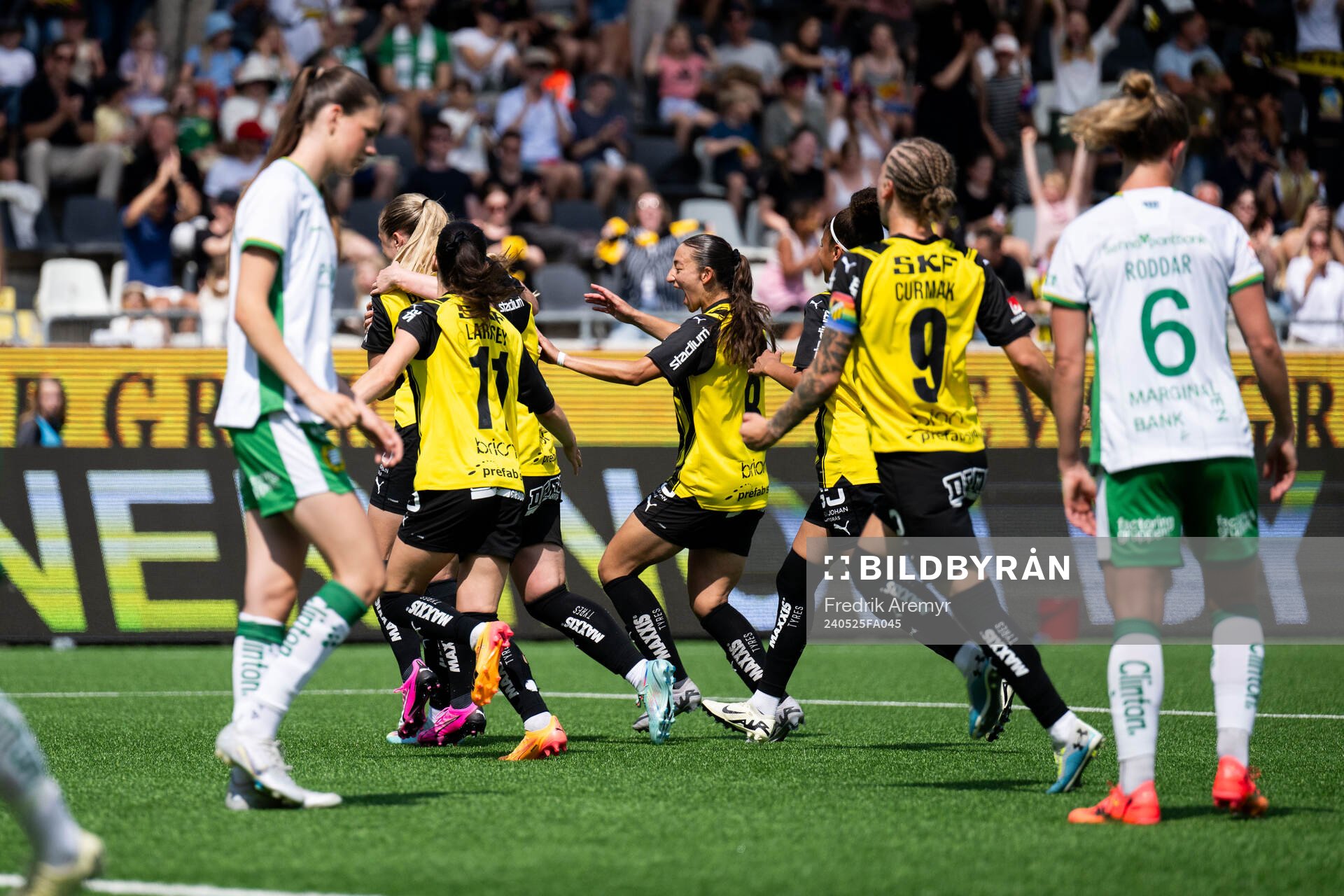 Häckens Johanna Fossdalsá Sørensen jublar med lagkamrater efter 1-0 under fotbollsmatchen i Damallsvenskan mellan Häcken och Hammarby den 25 maj 2024 i Göteborg.