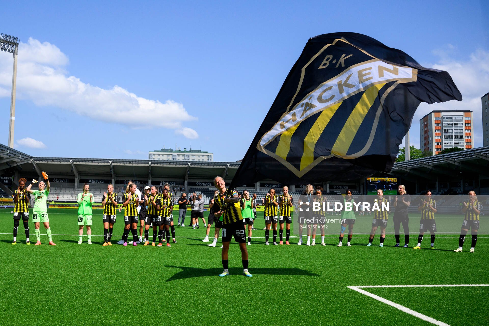 Häckens spelare jublar efter fotbollsmatchen i Damallsvenskan mellan Häcken och Hammarby den 25 maj 2024 i Göteborg. 