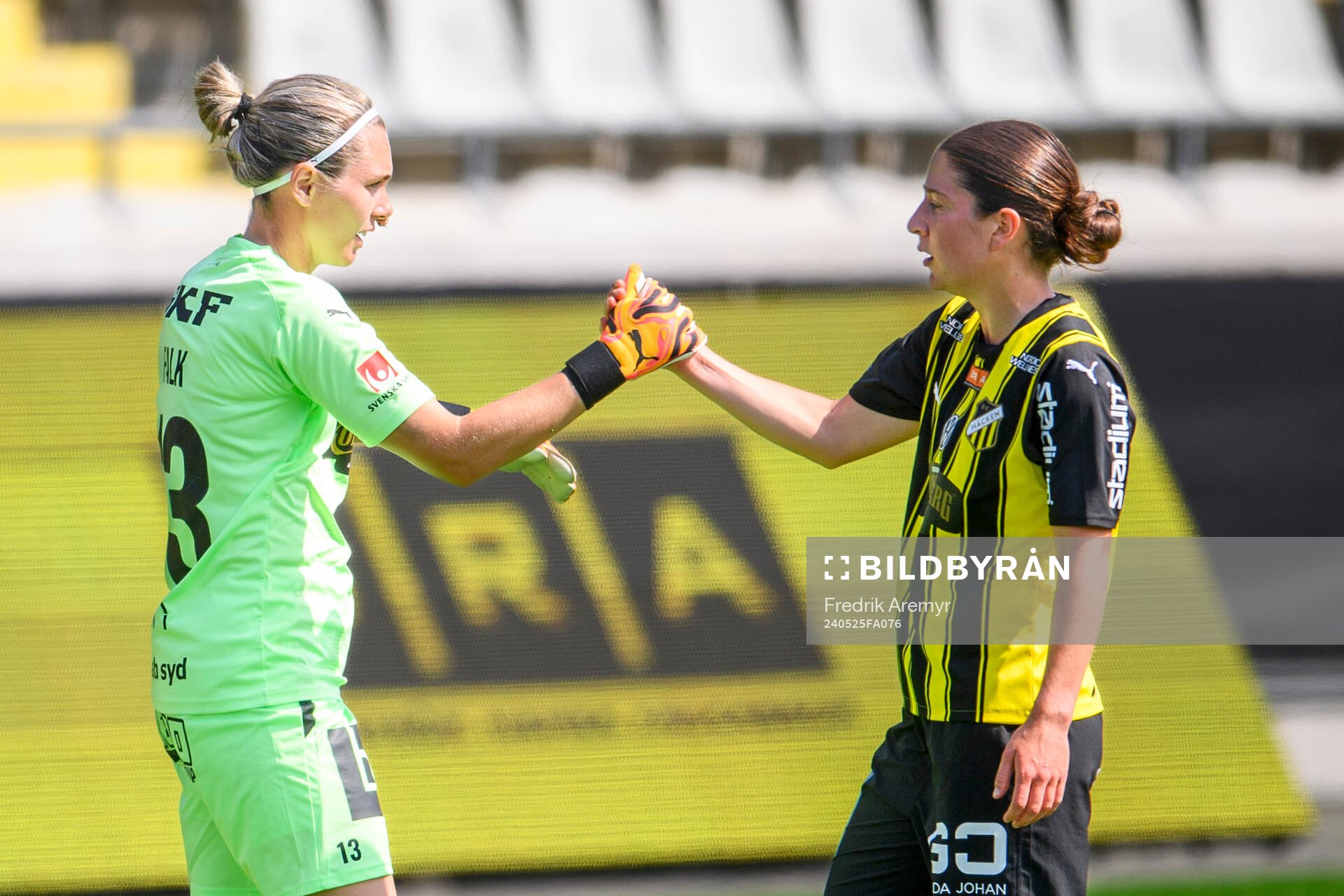 Häckens målvakt Jennifer Falk och Ruby Grant jublar efter fotbollsmatchen i Damallsvenskan mellan Häcken och Hammarby den 25 maj 2024 i Göteborg.