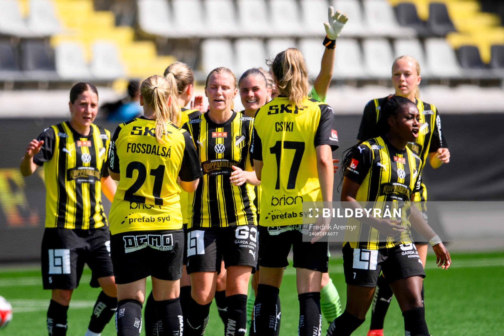 Häckens spelare jublar efter fotbollsmatchen i Damallsvenskan mellan Häcken och Hammarby den 25 maj 2024 i Göteborg. 
