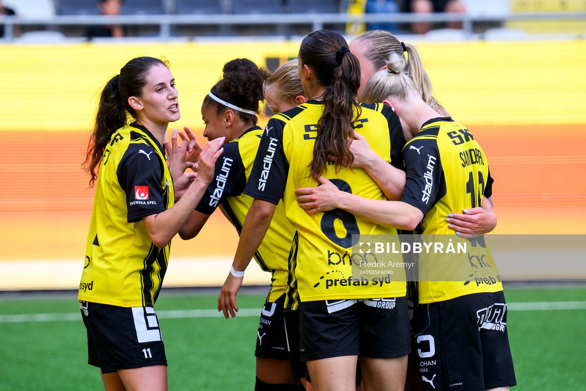 Häckens målskytt Felicia Schröder jublar med lagkamrater