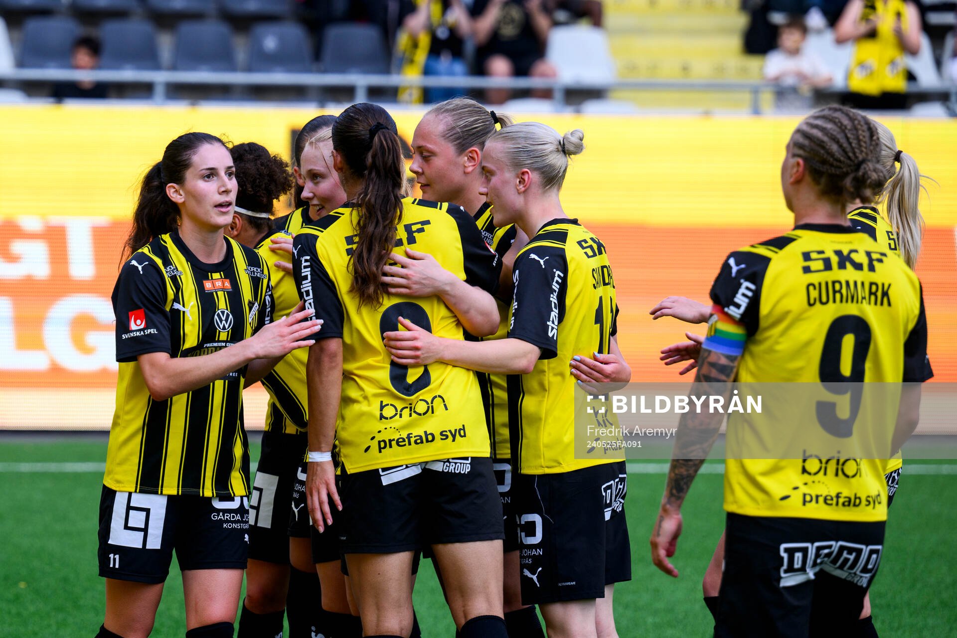 Häckens målskytt Felicia Schröder jublar med lagkamrater
